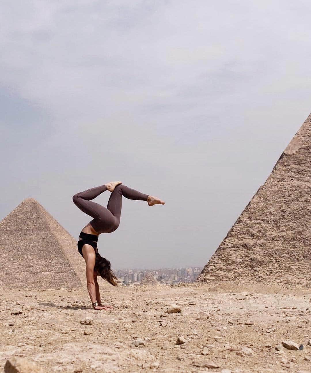 ALO Yogaさんのインスタグラム写真 - (ALO YogaInstagram)「“The journey is just as important as the destination." ✨ source unknown  @adellbridges takes her yoga journey to the Egyptian pyramids in her Coco Moto Leggings & Slit Bra 🙏 #aloyoga #yoga  Where is your dream location to practice yoga? Comment below! 🌎」4月10日 4時01分 - aloyoga