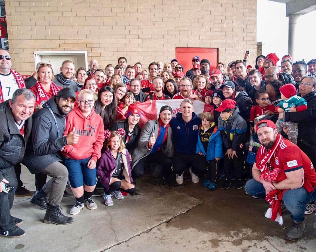 バスティアン・シュヴァインシュタイガーさんのインスタグラム写真 - (バスティアン・シュヴァインシュタイガーInstagram)「Great to meet all the awesome fans from the @fcbayern Toronto fan club this weekend!」4月10日 4時01分 - bastianschweinsteiger