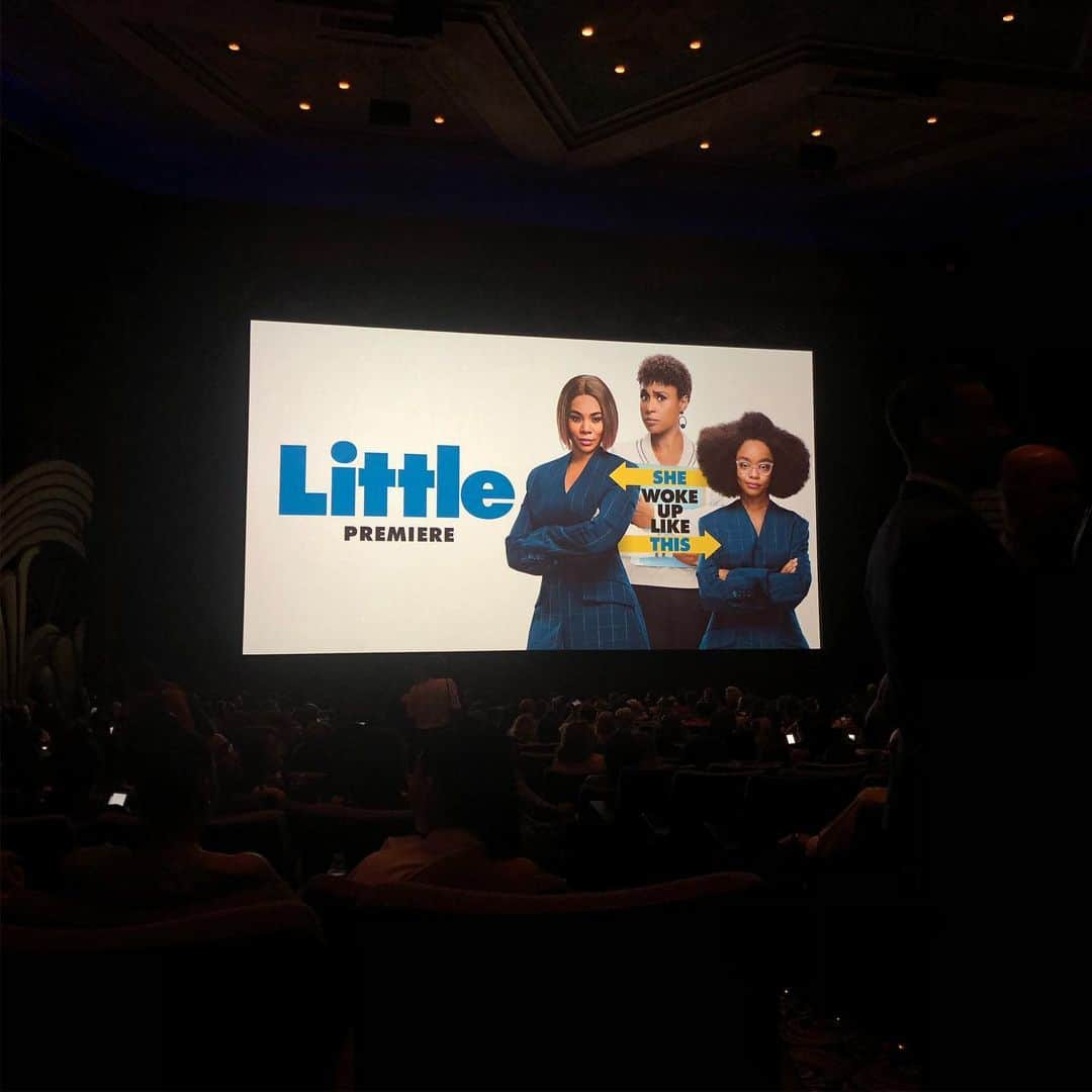 Kelly McCrearyさんのインスタグラム写真 - (Kelly McCrearyInstagram)「Last night @petechatmon and I had the most delightful date night at the premiere of @littlethemovie!! Y’all... MVPs @issarae @morereginahall had me cackling, and @marsaimartin... I mean... this young lady is. A. Force. As if conceiving this project wasn’t enough, lil sis just went ahead to produce and star and knock both all the way out of the park?!?!!! Well OK!! Treat yourself and go see this movie when it comes out this weekend. Support not one, not two, but THREE powerhouse #blacktresses starring in a major studio film, directed by a black woman @iamtinagordon and written by a black woman @tracyyoliver. Fam. I am beside myself with all this #blackgirlmagic. Glam by @mylahmorales @marjthestylist and @chrishoran20 who gave me yet another look to obsess over 🙏🏾🙏🏾 (swipe for details)!!! 🔥🍊」4月10日 4時03分 - seekellymccreary