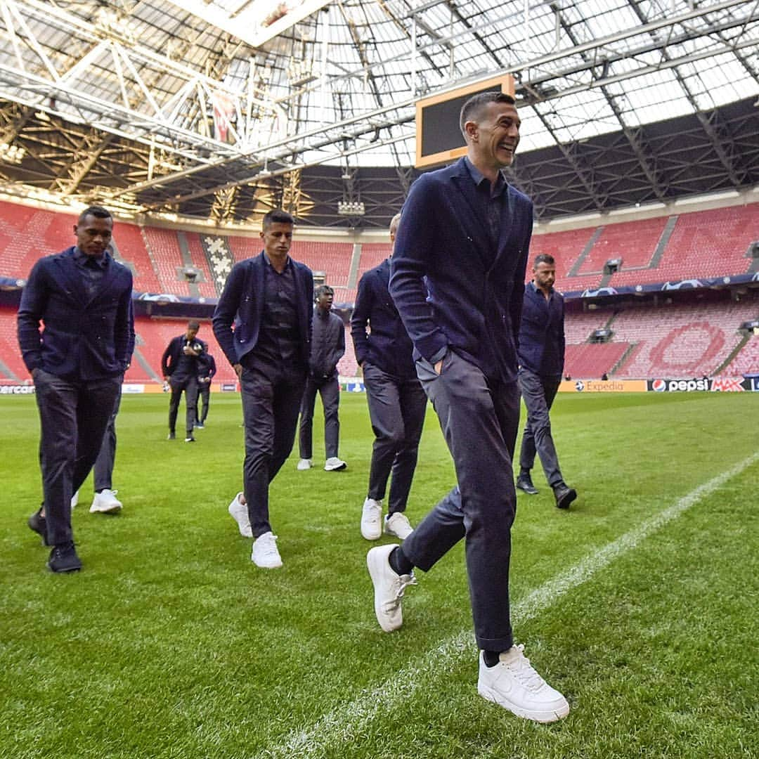 ユヴェントスFCさんのインスタグラム写真 - (ユヴェントスFCInstagram)「📍 Here. 🏟 Tomorrow. ⭐ For a @championsleague night to remember. ⚪⚫ #GETREADY  #AjaxJuve #FinoAllaFine #ForzaJuve」4月10日 4時09分 - juventus