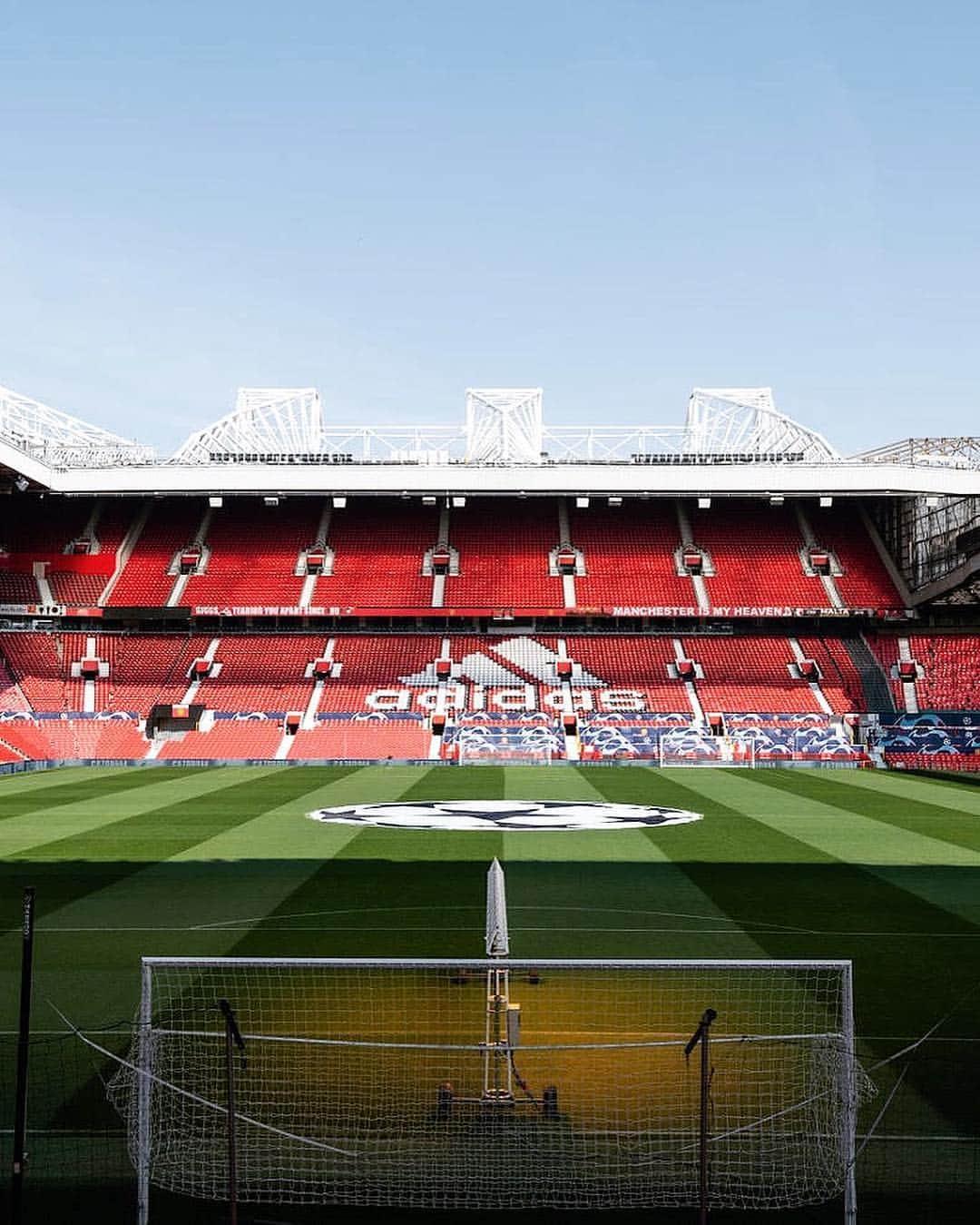 マンチェスター・ユナイテッドさんのインスタグラム写真 - (マンチェスター・ユナイテッドInstagram)「Old Trafford looks #ChampionsLeague ready to us. 👌 #MUFC」4月10日 4時11分 - manchesterunited