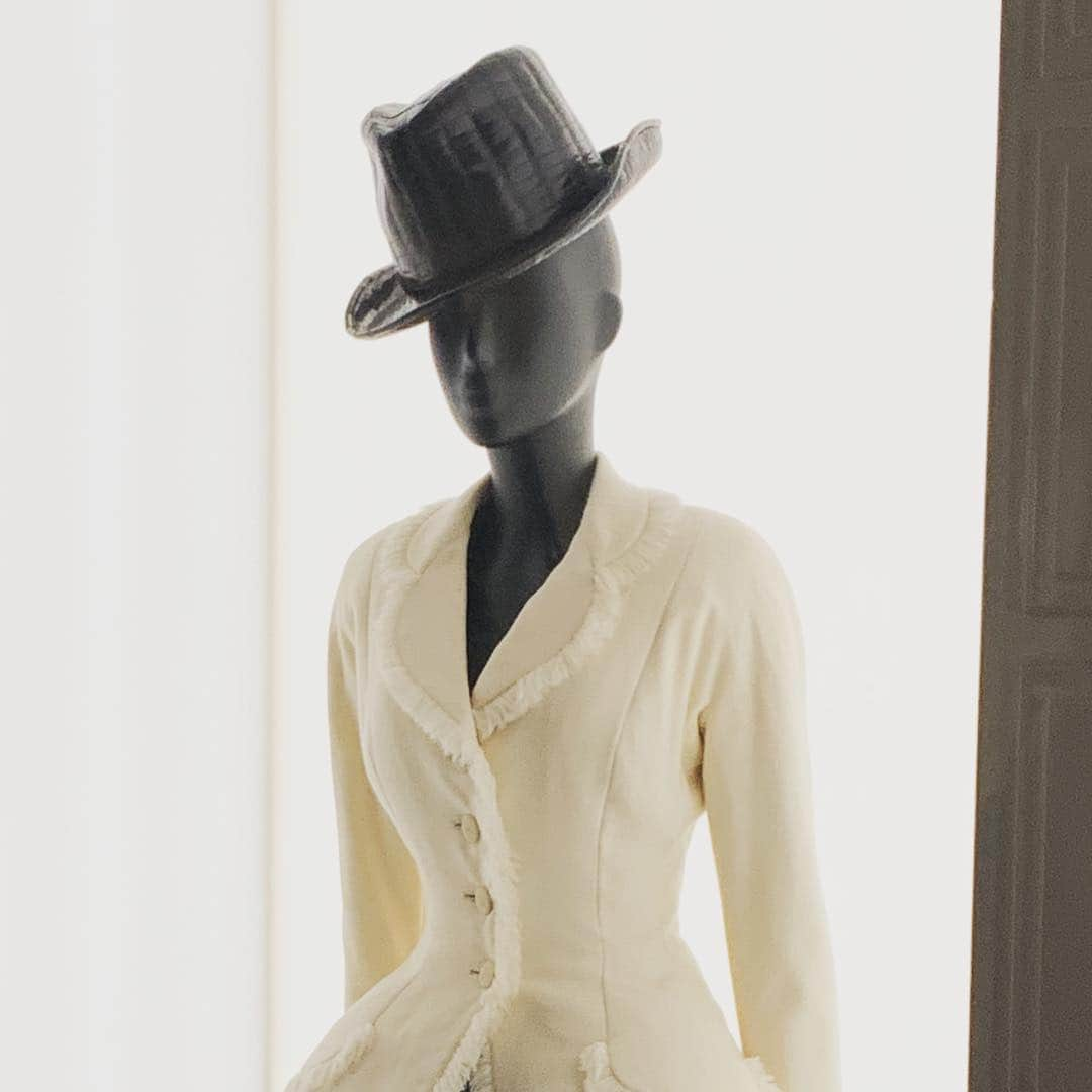 ボーイ・ジョージさんのインスタグラム写真 - (ボーイ・ジョージInstagram)「Spotted this cute @stephenjonesmillinery hat in the @dior exhibit. Must talk to Stephen about some new hats.,」4月10日 4時22分 - boygeorgeofficial