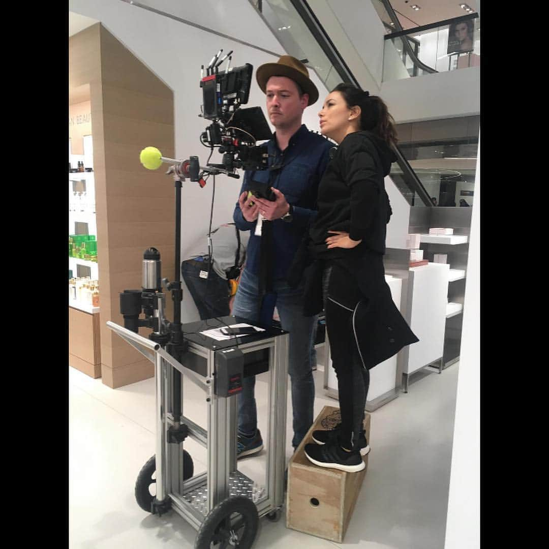 エヴァ・ロンゴリアさんのインスタグラム写真 - (エヴァ・ロンゴリアInstagram)「Missing my Glamorous crew already, especially this guy! So I decided to post all my Apple box photos in one place! #Stretch #Glamorous #Pilot」4月10日 4時16分 - evalongoria