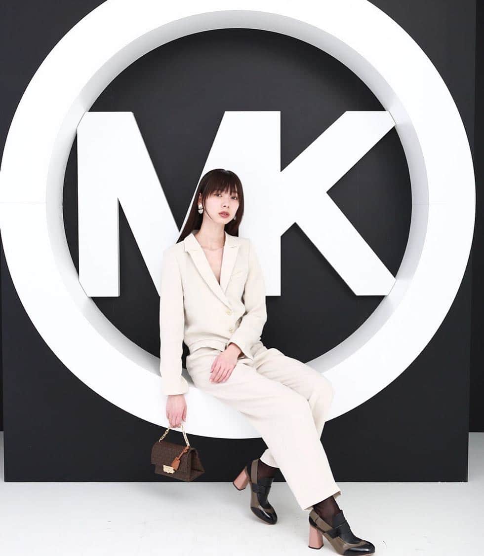 きなりのインスタグラム：「MICHAEL KORSのイベントにお邪魔しました💐 ハンドバッグは最小限に小さいものしか使わないくらいミニバッグ好きとしてピッタリの大きさで嬉しい🥰 . #MICHAELKORS  #MK×本田翼」