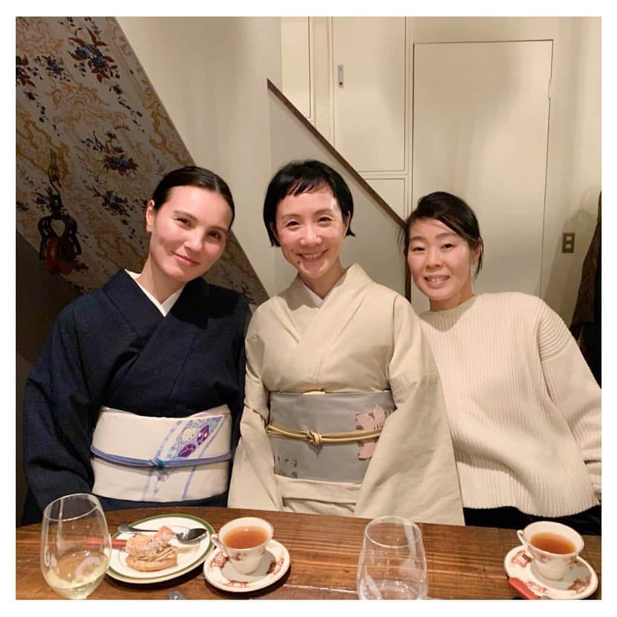 田沢美亜さんのインスタグラム写真 - (田沢美亜Instagram)「モデルのはなさんと念願のご飯会💕 お着物と茶の湯話で盛り上がった夜でした。 はなさんが今年出版された本「はな、茶の湯に出会う」の話も沢山聞けて楽しいひと時でした。 スタイリストの村山さん、なんと今年着物デビューしちゃう宣言！ 着物仲間がふえるのはとっても嬉しい（＾_＾） 次回はみんなで着物ショッピングの約束を。  紺の紬着物は祖父のものを仕立て直しました。小倉淳史さんの辻が花の帯と合わせて。  #着物でお出掛け #祖父の着物 #帯 #小倉淳史 #辻が花 #tokyolife #mia_no_wa_kokoro #uraku_tokyo」4月9日 19時22分 - miatazawa