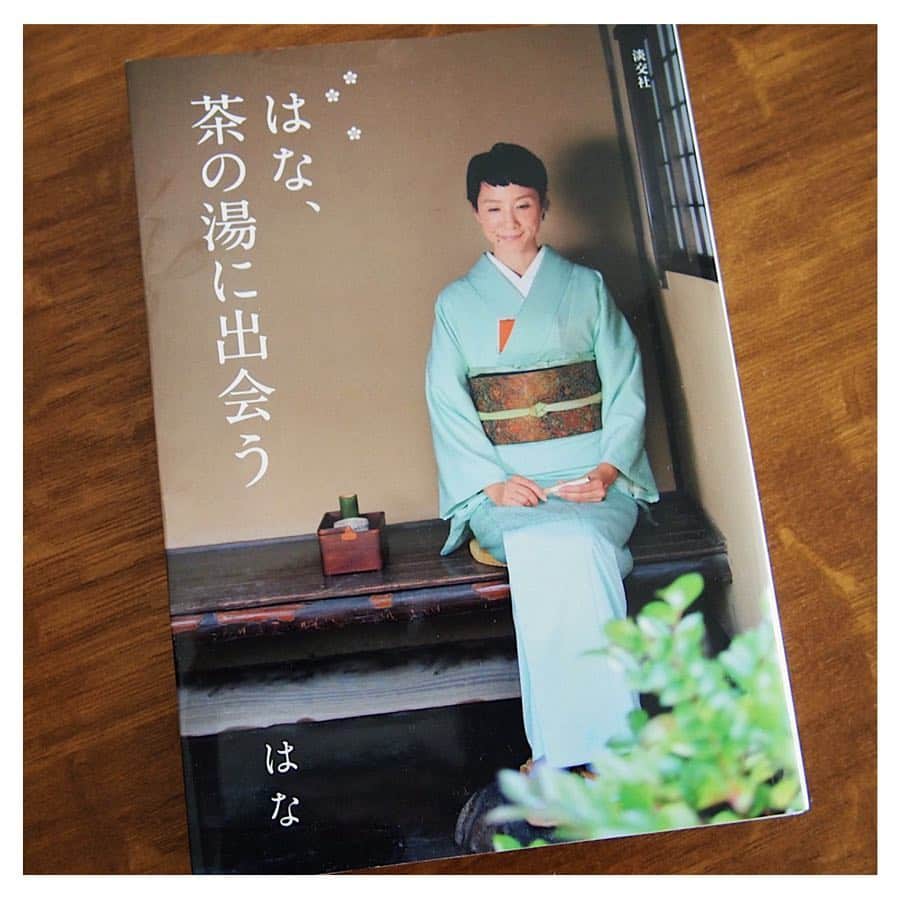 田沢美亜さんのインスタグラム写真 - (田沢美亜Instagram)「モデルのはなさんと念願のご飯会💕 お着物と茶の湯話で盛り上がった夜でした。 はなさんが今年出版された本「はな、茶の湯に出会う」の話も沢山聞けて楽しいひと時でした。 スタイリストの村山さん、なんと今年着物デビューしちゃう宣言！ 着物仲間がふえるのはとっても嬉しい（＾_＾） 次回はみんなで着物ショッピングの約束を。  紺の紬着物は祖父のものを仕立て直しました。小倉淳史さんの辻が花の帯と合わせて。  #着物でお出掛け #祖父の着物 #帯 #小倉淳史 #辻が花 #tokyolife #mia_no_wa_kokoro #uraku_tokyo」4月9日 19時22分 - miatazawa