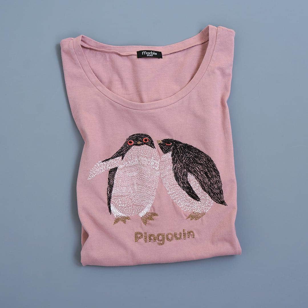 marbleSUD(マーブルシュッド) のインスタグラム：「【新作紹介】盛夏コレクションから刺繍TEEが早くも入荷！ペンギンのぷっくりとしたお腹がなんともキュートで癒されます。 ・ #marblesud #マーブルシュッド #新作 #夏 #new #刺繍 #ペンギン #親子 #tshirt #ファッション #コーデ」