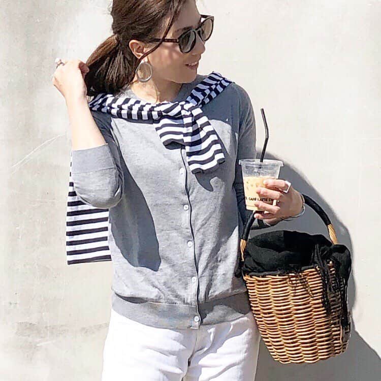 chiyo1173さんのインスタグラム写真 - (chiyo1173Instagram)「#outfitoftheday  シンプルなカーディガンと ホワイトデニムにボーダー巻き巻き。 ・ ・ cardigan：#johnsmedleyjp #ジョンスメドレー  striped t-shirt：#deuxiemeclasse #ドゥーズィエムクラス  pants：#ronherman #ロンハーマン  bag：#ebagos #エバゴス shoes：#pellico #ペリーコ ・ ・ ・ シンプルな定番アイテムこそ上質な物を。 @johnsmedleyknitwear.jp のクルーネックカーディガン 流行り廃りなく着れるアイテムなので、 この先何年もずーっと大切に着たい✨ ・ ・ #suppliedby #ニットウェア #SmedleyStyle」4月9日 19時26分 - chiyo1173