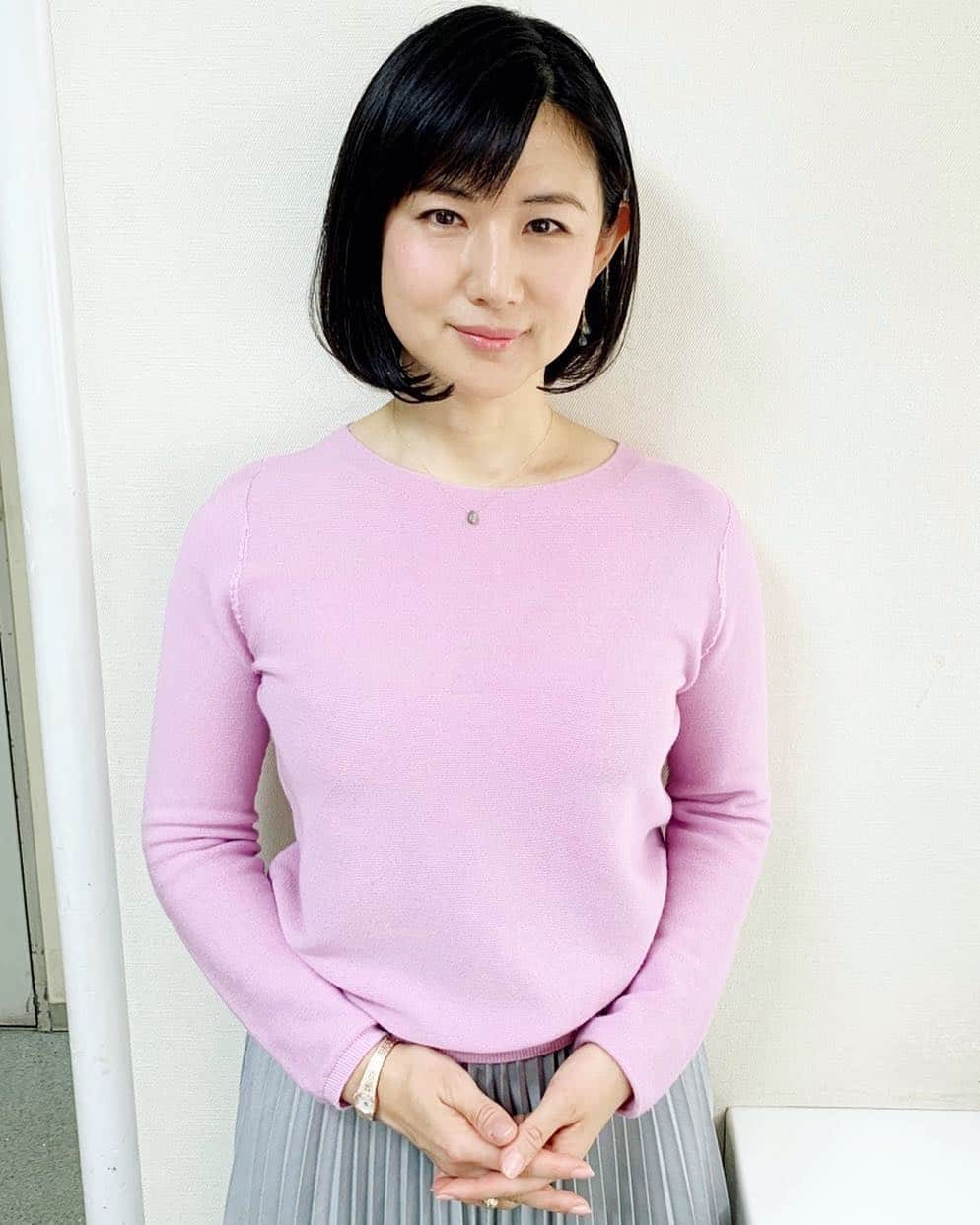 中江有里さんのインスタグラム写真 - (中江有里Instagram)「とくダネ！衣装は#オールドイングランド のラベンダーピンクの春らしいニットでした。 明日4月10日は、NHK「ひるまえほっと」（関東甲信越のみ）にて新年度初のブックレビューです。オススメ本を3冊紹介します。時間は１１時半くらいからです。」4月9日 19時30分 - yurinbow1226