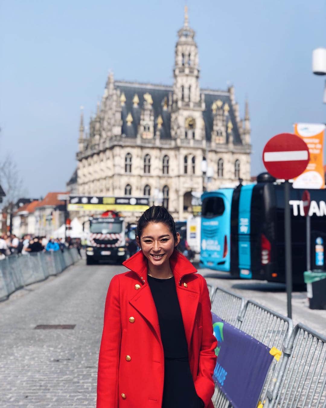のインスタグラム：「ツールデフランドルを観にベルギーへ🇧🇪 今年で103回目を迎える歴史のあるレースは観戦する側の盛り上がりもプロフェッショナル。 ゴール地点の広場には至る所にスクリーンがあって、美しい石畳の坂道を含む270kmのコースを走るライダー達をベルギービールを飲みながら応援します🍺‼️ 6時間以上かけてベルギーを横断するレースを観ていると、美しい街やその土地の歴史を知る事が出来るから素晴らしい。 教養が養われると同時に地域活性化にもなるロードレースが本当に好き✨ ・ #rondevanvlaanderen #tourdesflandres」