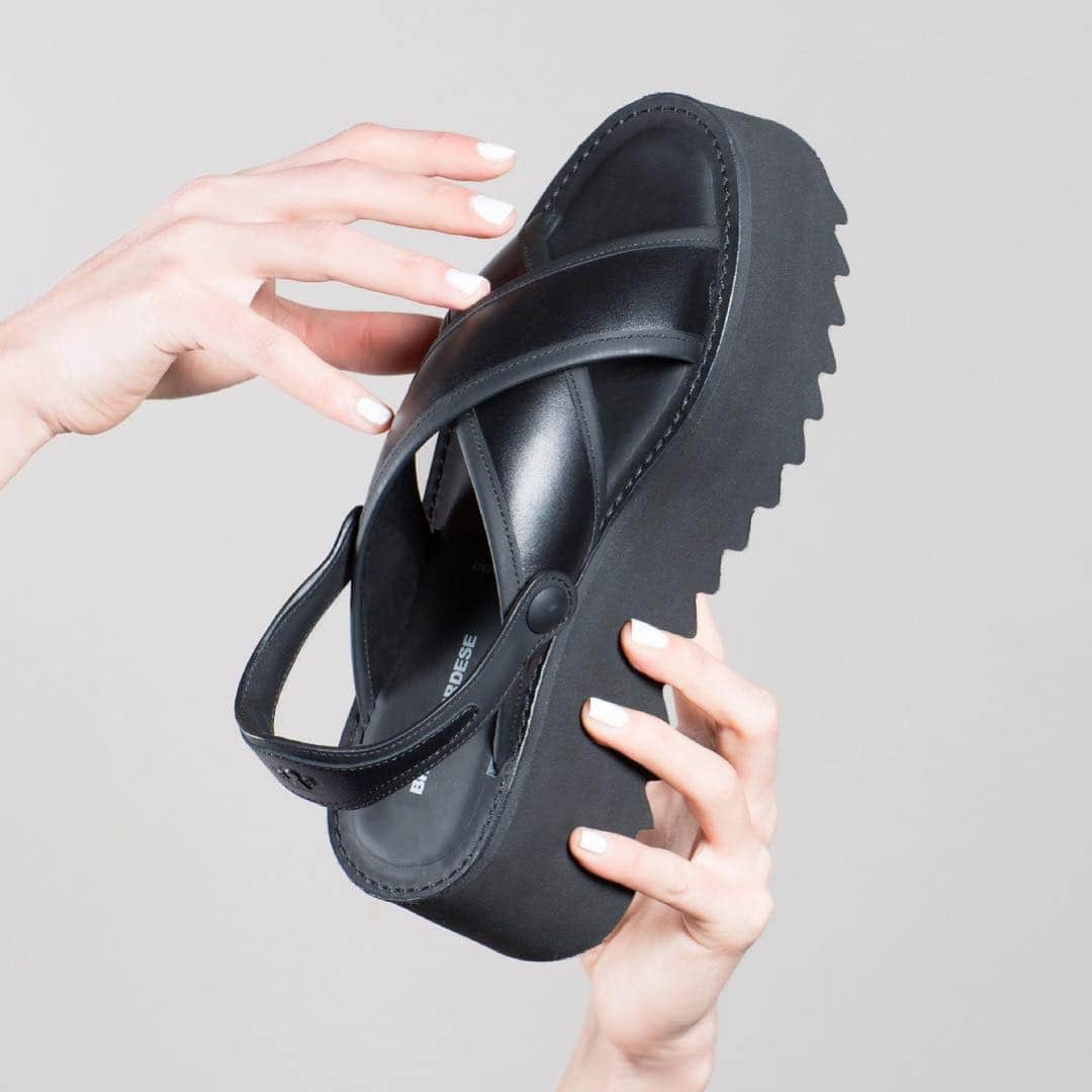 のインスタグラム：「Un touch di UP by @brunobordese . . . . . . . #milanodesignweek #mdw19 #designweek19 #designweek #up #hands #details #black #wedge #brunobordese #woman #spring #summar #sandal #leather #design #fashion #fashiondesign #madeinitaly #shoesoftheday #shoeslover #italianshoes」