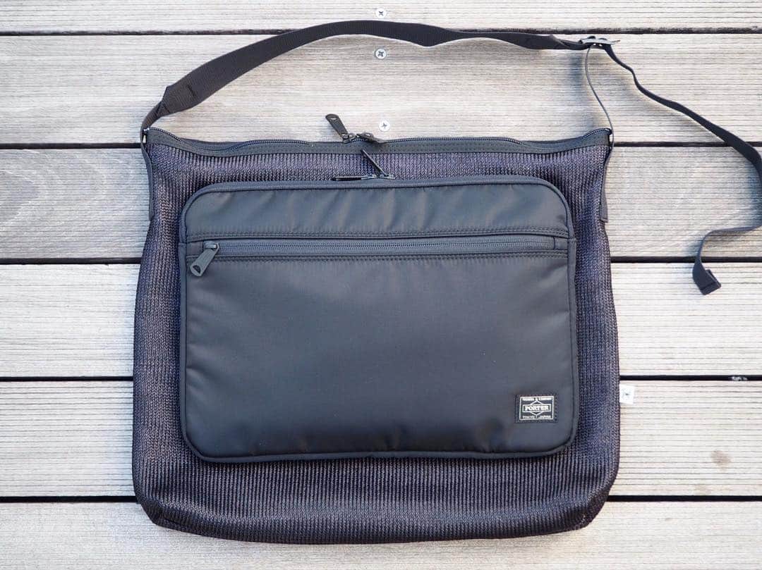 のインスタグラム：「【NEW ARRIVAL】 〈Hombre Nino × PORTER〉 “SHOULDER BAG” ・ YOPPIこと江川芳文氏と、数多のレーベルでウェアプロダクトを手掛けていた関正史氏の2人で展開している日本のファッションブランド、Hombre Ninoより新作のショルダーバッグが登場。 ・ 麦わら帽子の様な素材を使用したブラックのショルダーバッグに、フロント部にPCケースがドッキングした独特なデザインのショルダーバッグ。 ・ このフロントポケットの内装は、クッション素材が使用され13インチまでのPCやタブレットが収納可能。さらにファスナーポケットには、財布や手帳なども収まる容量。 ・ メイン収納部は、内装にHombre Ninoらしい蛍光イエローの素材を使用。 ・ またショルダーストラップは、やや短めに設定されており、体にフィットさせて着用するスタイルがオススメです。 ・ COLOR:BLACK ¥28,000+TAX  #bjirushiyoshida #B印YOSHIDA #代官山 #daikanyama #TOKYO #BEAMS #ビームス #yoshidakaban #吉田カバン #ポーター  #porter #비지루시요시다 #도쿄 #다이칸야마 #빔스 #빔즈 #포터 #데일리룩 #백팩 #b印yoshidalineup #hombrenino #オンブレニーニョ」