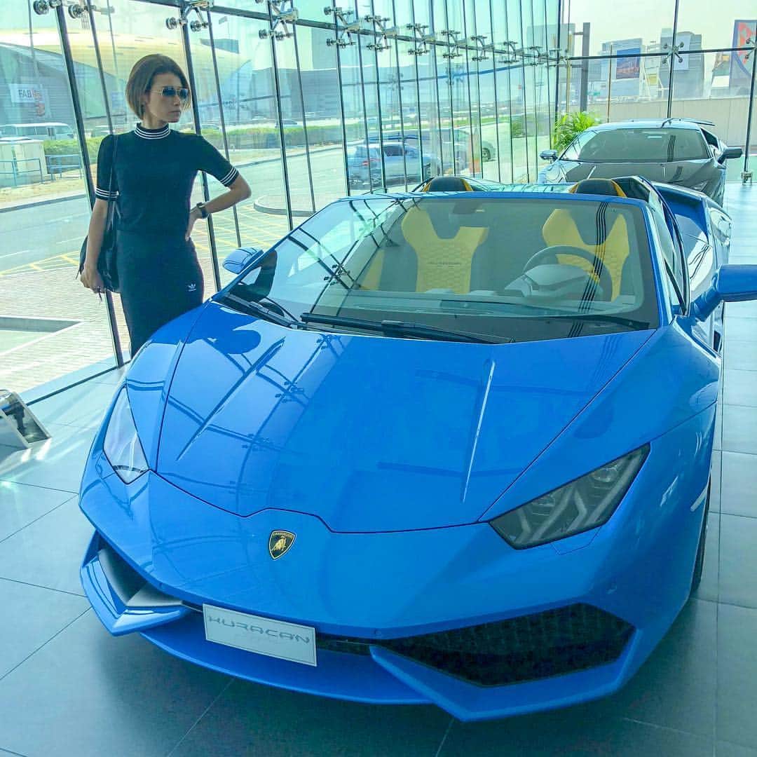 彩海のインスタグラム：「. . 6月にまたドバイ出張✈️ . あの独特な雰囲気が好き！ クルマ好きにはたまらない♡ . 今回はじめての国際展示会出展で 準備も大変だけどいい経験になるだろうし、 私はやっぱり世界とお仕事したい！！ . . 1ステップを大切に。 “誇り”を持って世界へ！ . . #夢の実現 #ドバイ#3度目 #ランボルギーニ #dubai#lamborghini」