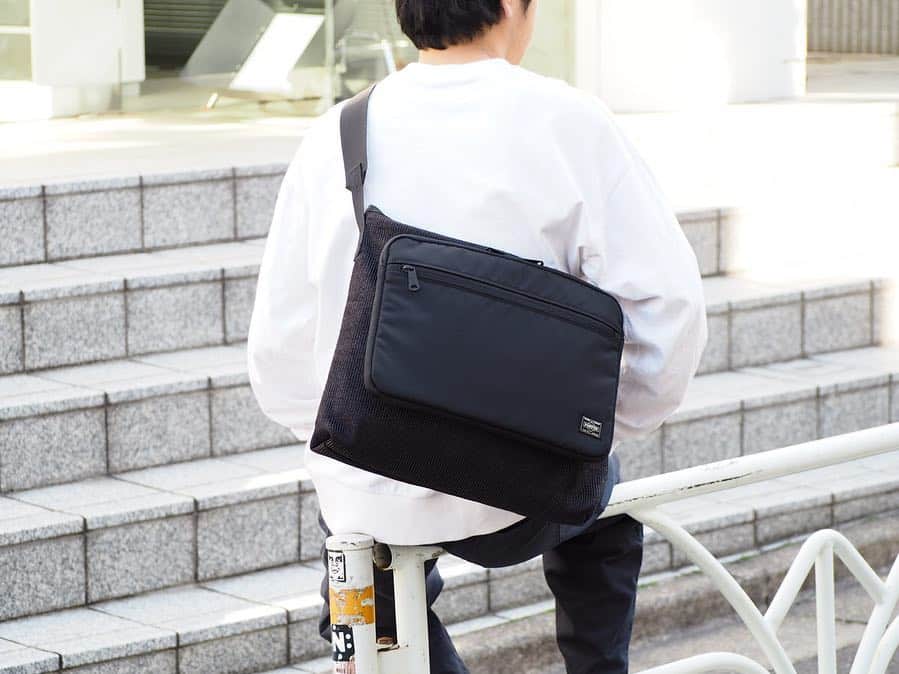 のインスタグラム：「【NEW ARRIVAL】 〈Hombre Nino × PORTER〉 “SHOULDER BAG” ・ YOPPIこと江川芳文氏と、数多のレーベルでウェアプロダクトを手掛けていた関正史氏の2人で展開している日本のファッションブランド、Hombre Ninoより新作のショルダーバッグが登場。 ・ 麦わら帽子の様な素材を使用したブラックのショルダーバッグに、フロント部にPCケースがドッキングした独特なデザインのショルダーバッグ。 ・ このフロントポケットの内装は、クッション素材が使用され13インチまでのPCやタブレットが収納可能。さらにファスナーポケットには、財布や手帳なども収まる容量。 ・ メイン収納部は、内装にHombre Ninoらしい蛍光イエローの素材を使用。 ・ またショルダーストラップは、やや短めに設定されており、体にフィットさせて着用するスタイルがオススメです。 ・ COLOR:BLACK ¥28,000+TAX  #bjirushiyoshida #B印YOSHIDA #代官山 #daikanyama #TOKYO #BEAMS #ビームス #yoshidakaban #吉田カバン #ポーター  #porter #비지루시요시다 #도쿄 #다이칸야마 #빔스 #빔즈 #포터 #데일리룩 #백팩 #b印yoshidalineup #hombrenino #オンブレニーニョ」