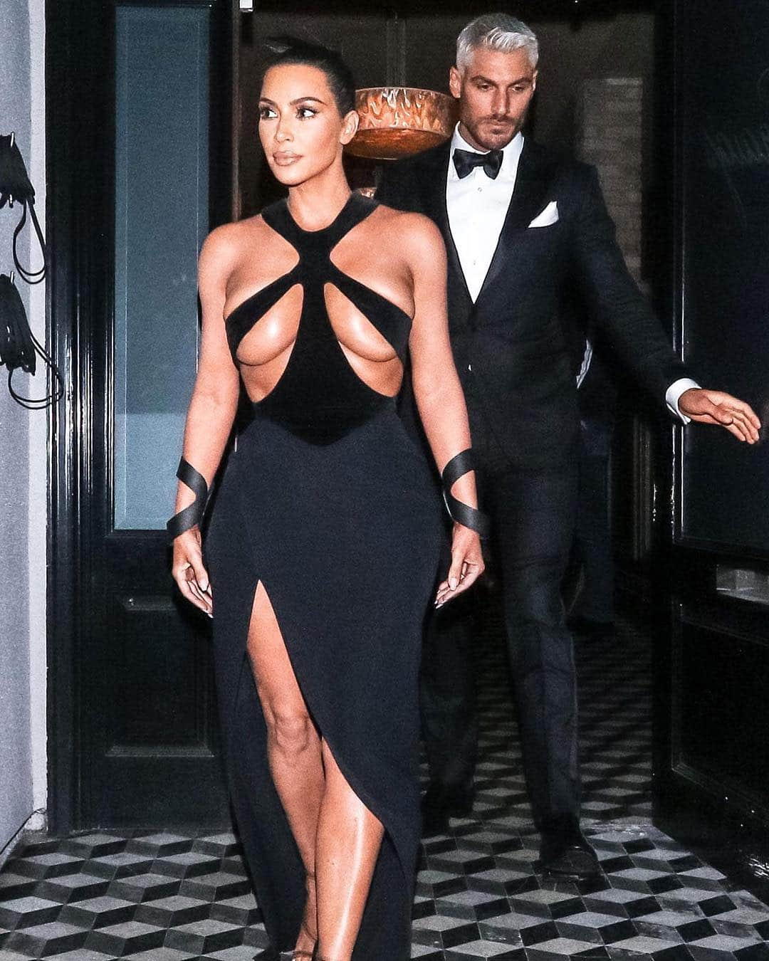 Vogue Australiaさんのインスタグラム写真 - (Vogue AustraliaInstagram)「As #MeghanMarkle steps out in vintage Dior and #KimKardashianWest causes a sensation in 1990s Thierry Mugler, Vogue curates the best second-hand fashion boutiques for finding one-of-a-kind, designer treasures via the link in the bio. 📸 Getty Images」4月9日 19時51分 - vogueaustralia