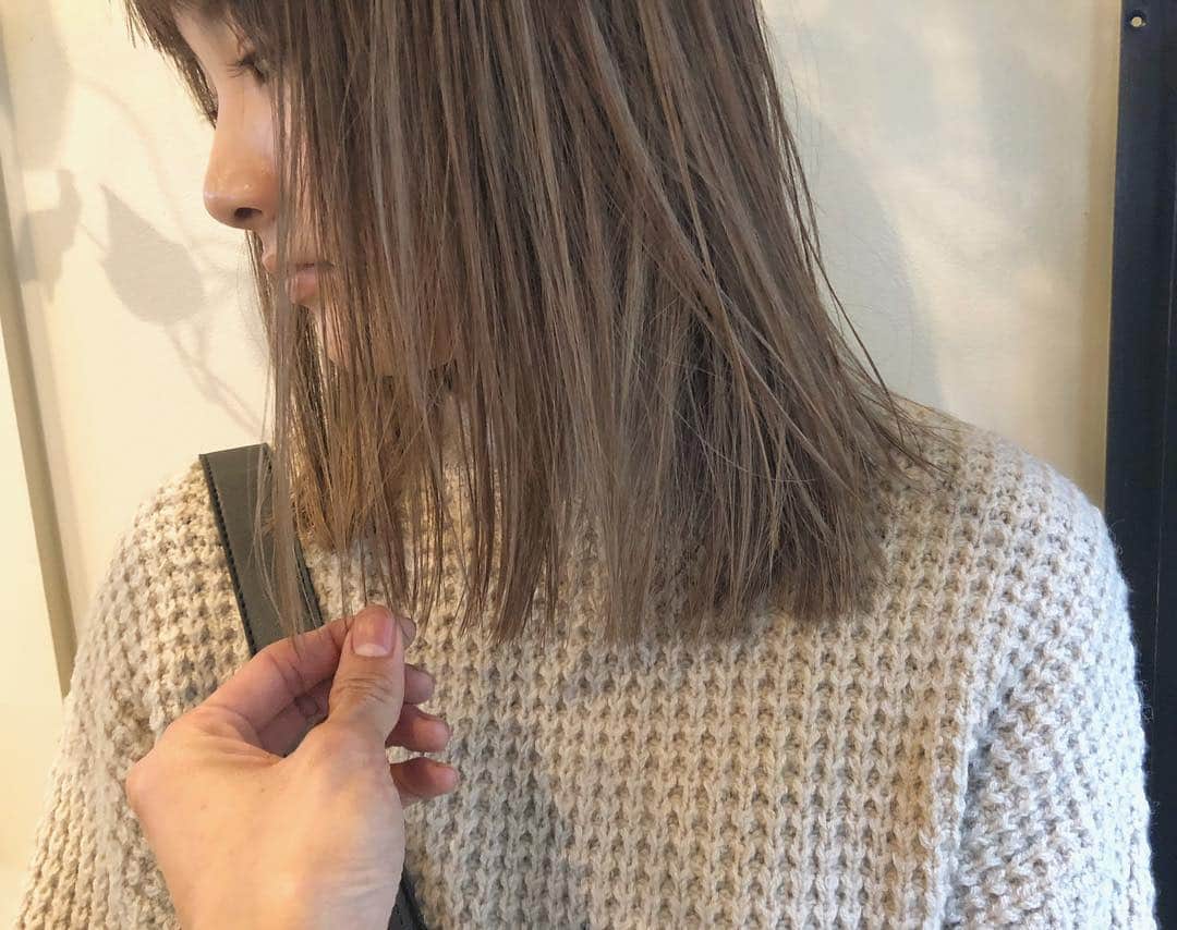のインスタグラム：「暖かくなってきたらハイライト入れて明るくしましょう◎ ・ ・ ・ ・ブリーチの回数がわからない。 ・値段が気になる。 ・ダメージが心配。など なんでもご気軽にご相談ください😊 ・ ご予約やご相談はURLもしくはDM・LINEにてお待ちしております🙆‍♂️ ・ ・ ・ ご予約はトップページURLをクリック😊 もしくはDMください✉️ ・ ネットで×になってても お取りできるお時間もございますので、 ご気軽にご相談ください🙆‍♂️ ・  #アディクシー #イルミナカラー  #外国人風カラー #ミニボブ #切りっぱなしボブ #ハイライト #外ハネ #グラデーション #外国人風 #ポートレート #美容室 #美容院 #美容学生 #撮影 #東京 #渋谷  #ショートヘア #グレージュ  #ブルージュ #ブリーチ #portrait #フィルムカメラ #hairstyle #ショートカット #haircolor #ハイトーン #데일리룩 #时尚 #แฟชั่น#デジキュア」
