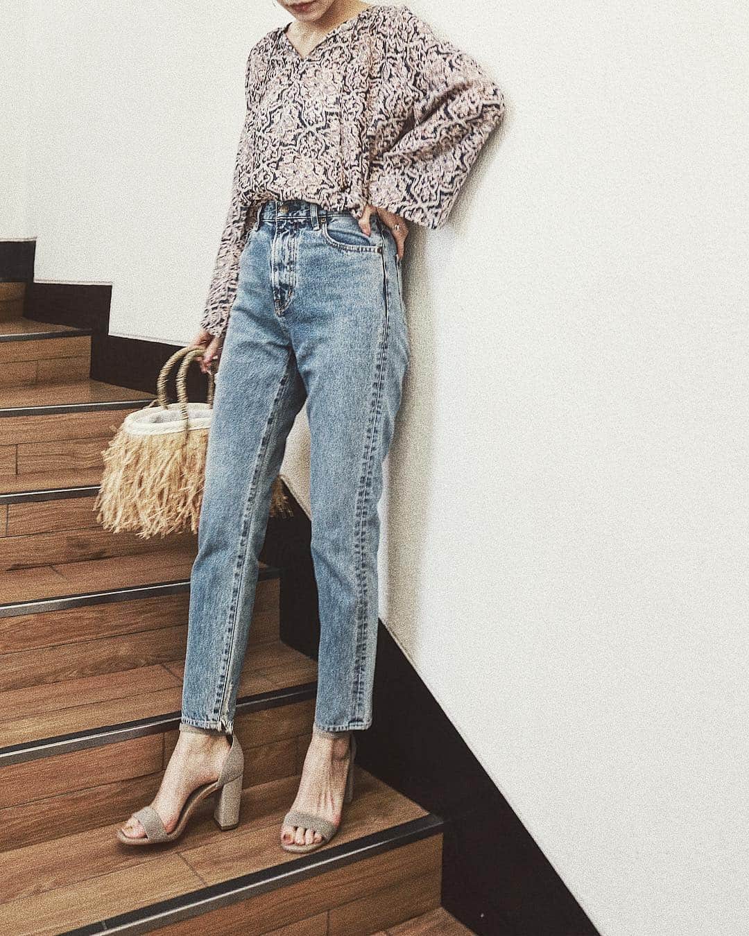 大波絢香さんのインスタグラム写真 - (大波絢香Instagram)「* *  こちらはもうすぐ入荷❤︎たのしみ😫❤︎ . .  裾のクラッシュ加工がかわいいデニム👖 . .  #ハイウエストダメージスリムデニム  @ungrid_official @ungrid_staffsnap  #ungrid#code#spring#pink#コーデ#ブラウス#大人カジュアル#カジュアル#春コーデ#シンプル#デニム#サンダル#仙台#仙台パルコ」4月9日 19時52分 - ayaka_onami_