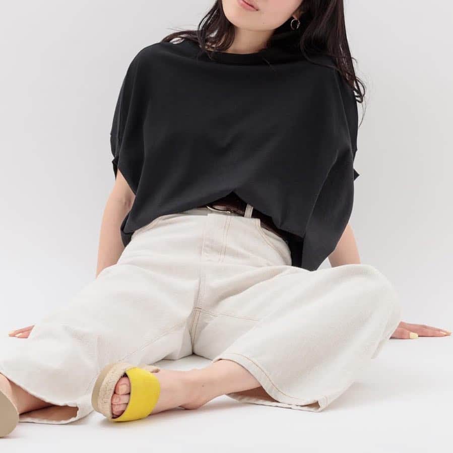 のインスタグラム：「RECOMMEND ITEM for FEMME﻿ ﻿ ONOメリヤスミニ裏毛フォルムTEE﻿ ¥9,504(tax included)﻿ color : white / black﻿ ﻿ 肌触りの良いコットン100%の素材を使用したリラックス感のある裏毛Tシャツ。こだわりの小野メリヤス裏毛生地はほのかな光沢感が上品で柔らかく、快適な着心地が魅力です。シンプルなクルーネックに変形パターンの見頃デザインは、立体的なシルエットを演出してくれます。シンプルなボトムとさらっと合わせてもスタイリングがキマる優秀アイテムです。﻿ ﻿ @adametrope ﻿ @jadorejunonline ﻿ #adametrope#jadorejunonline#tshirt#tee」
