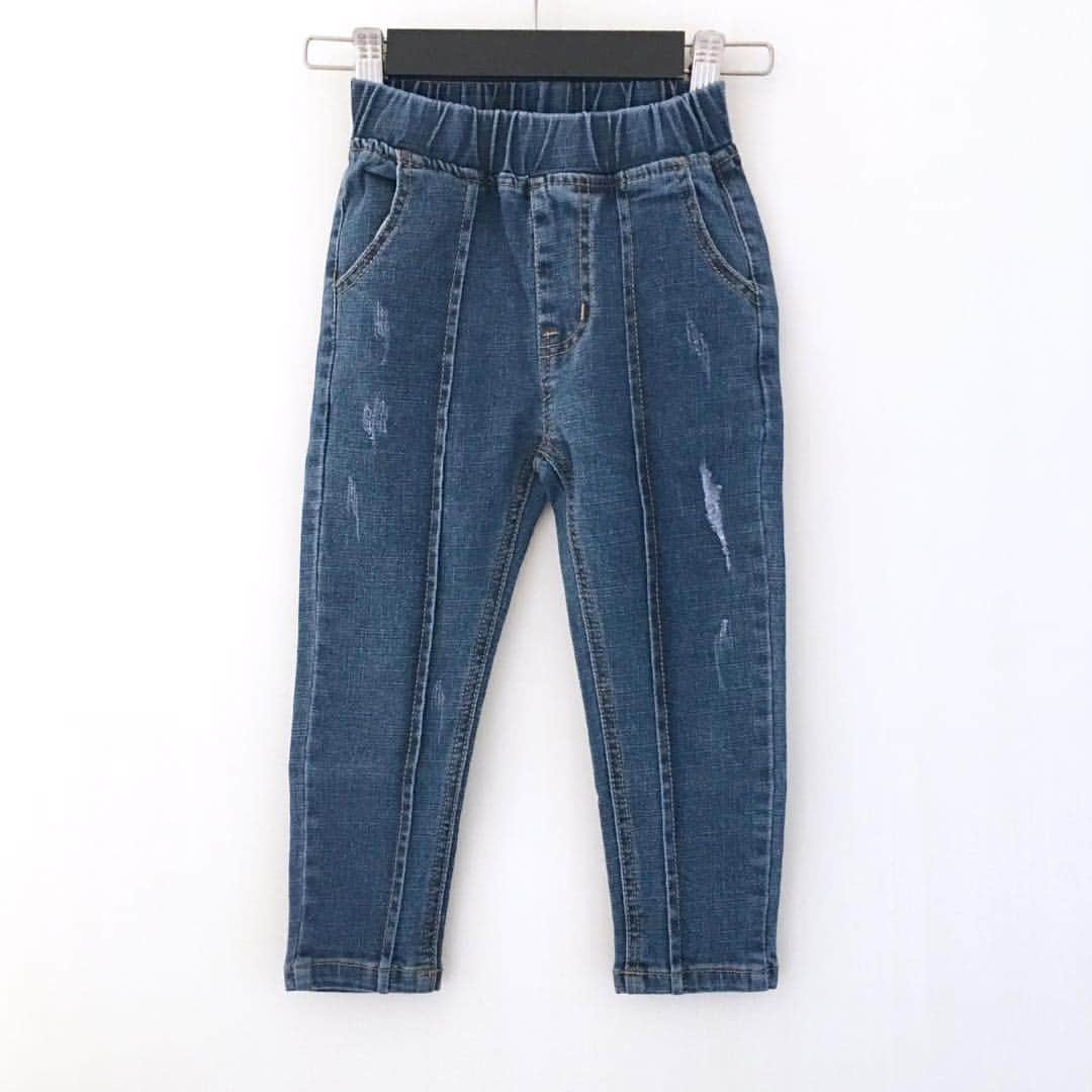 子供服のbig foRE:stさんのインスタグラム写真 - (子供服のbig foRE:stInstagram)「. フロントラインデニム【794】 . こんばんは🌛 新しいスタッフも入って、新しいことが始まろうとしているOLPEMです✨ 準備に忙しい4月ですが、ワクワクしてます☺️ . そんな気分の今日は、インポートらしいおしゃれなデニムアイテムのご紹介❤︎ 普通のデニムは飽きたっ‼︎ おしゃれなデニム履かせたいっ‼︎ という私の想いからこちらを入荷笑 メーカーも完売しているのでもう再入荷はありません🤣 履くだけでおしゃれなのでどんなトップスと合わせてもイケてます♬ . . #子供服 #キッズコーデ #韓国子供服 #kidscode #outfit #おでかけコーデ#海外子供服  #おしゃれさんと繋がりたい #kidsjapan #セレクトショップ #女の子コーデ  #男の子コーデ#女の子ママ#男の子ママ#インポート#ママリ #コドモノ #ベビフル#秋アイテム#お洒落さんとつながりたい#ママハグ#ninas#キッズデニム」4月9日 19時57分 - olpemi_
