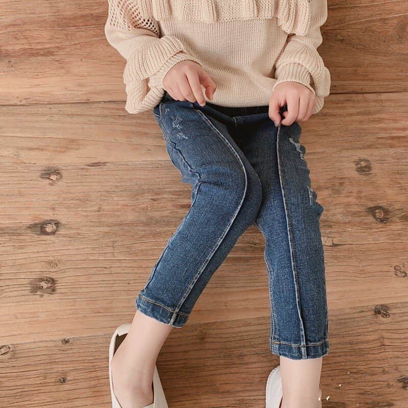 子供服のbig foRE:stさんのインスタグラム写真 - (子供服のbig foRE:stInstagram)「. フロントラインデニム【794】 . こんばんは🌛 新しいスタッフも入って、新しいことが始まろうとしているOLPEMです✨ 準備に忙しい4月ですが、ワクワクしてます☺️ . そんな気分の今日は、インポートらしいおしゃれなデニムアイテムのご紹介❤︎ 普通のデニムは飽きたっ‼︎ おしゃれなデニム履かせたいっ‼︎ という私の想いからこちらを入荷笑 メーカーも完売しているのでもう再入荷はありません🤣 履くだけでおしゃれなのでどんなトップスと合わせてもイケてます♬ . . #子供服 #キッズコーデ #韓国子供服 #kidscode #outfit #おでかけコーデ#海外子供服  #おしゃれさんと繋がりたい #kidsjapan #セレクトショップ #女の子コーデ  #男の子コーデ#女の子ママ#男の子ママ#インポート#ママリ #コドモノ #ベビフル#秋アイテム#お洒落さんとつながりたい#ママハグ#ninas#キッズデニム」4月9日 19時57分 - olpemi_