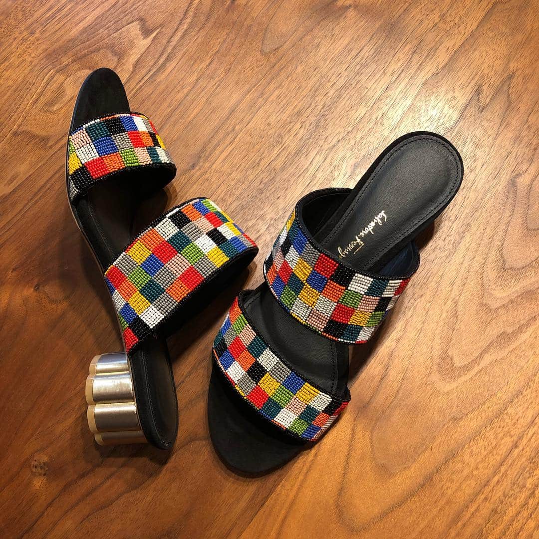 chikako0824のインスタグラム：「今年のサンダル。 ビーズな所が可愛いしどんな色の服とも合いそう。欲張りなので😊  #サルヴァトーレフェラガモ  #salvatoreferragamo  #サンダル」