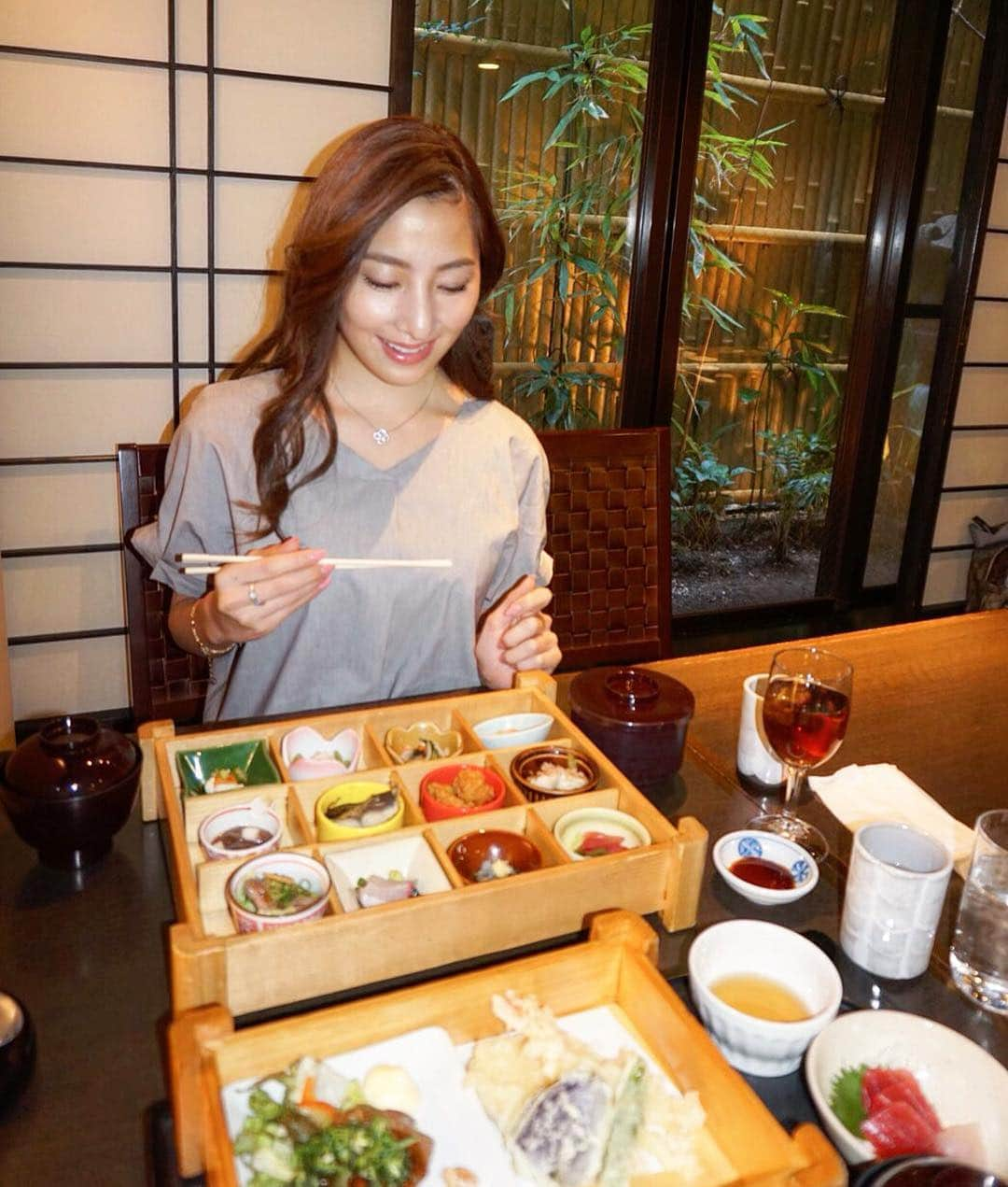 雨宮みずきさんのインスタグラム写真 - (雨宮みずきInstagram)「． @a.asuchan と神楽坂ランチ🍽 花かぐらへ行ってきたよ😊🌼 トップスは @tonal_official のものです❤︎ tops▷#tonal #トーナル #ハイストレッチシリーズ ． 私が頼んだのは#花かぐら弁当 🍱 品数が多くお刺身なども入っていて 豪華なお弁当でした😋💕 3枚目にアップ写真載せてるよ📸 ． 外国人観光客の方もたくさん いて常に賑わっていました👯‍♀️👯‍♂️ 店内の中は広々としていて席数が かなり多めなので回転率も早いイメージ！ 私は事前に予約を取りましたが 当日駆け込みでも大丈夫そうでした🙆‍♀️ ． 神楽坂はお洒落なカフェもたくさん！ この日の食後は私が大好きな 甘味処にも寄ったのでまた載せます😚❤️ ． #神楽坂ランチ #神楽坂 #花かぐら #神楽坂グルメ #神楽坂カフェ #ランチ女子会」4月9日 19時59分 - ammymzk0926