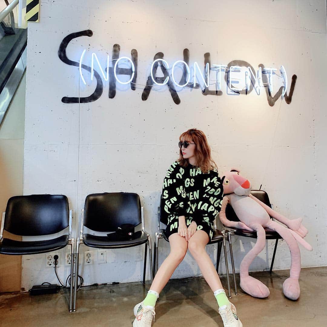 のインスタグラム：「昨日は @bloomin_official の撮影してきたよんっ😋🌈✨ ・ 4/21でBloomin1周年を迎えます👏💕 そこでトロピカルセットアップを作ることにしたのですが、アンケートの結果ピンクもミントも変わらないくらいの意見をいただいたので✨✨✨ ・ 両方作ろうー！！ってことになりました😋💗参考になる意見ありがとうございましたっ✨✨✨ ・ 発売楽しみにいただけると嬉しいですっ💕 ・ ・ #bloomin#shooting#撮影#fashion#makeup #hairstyle #setup #発売#お楽しみに#💗」