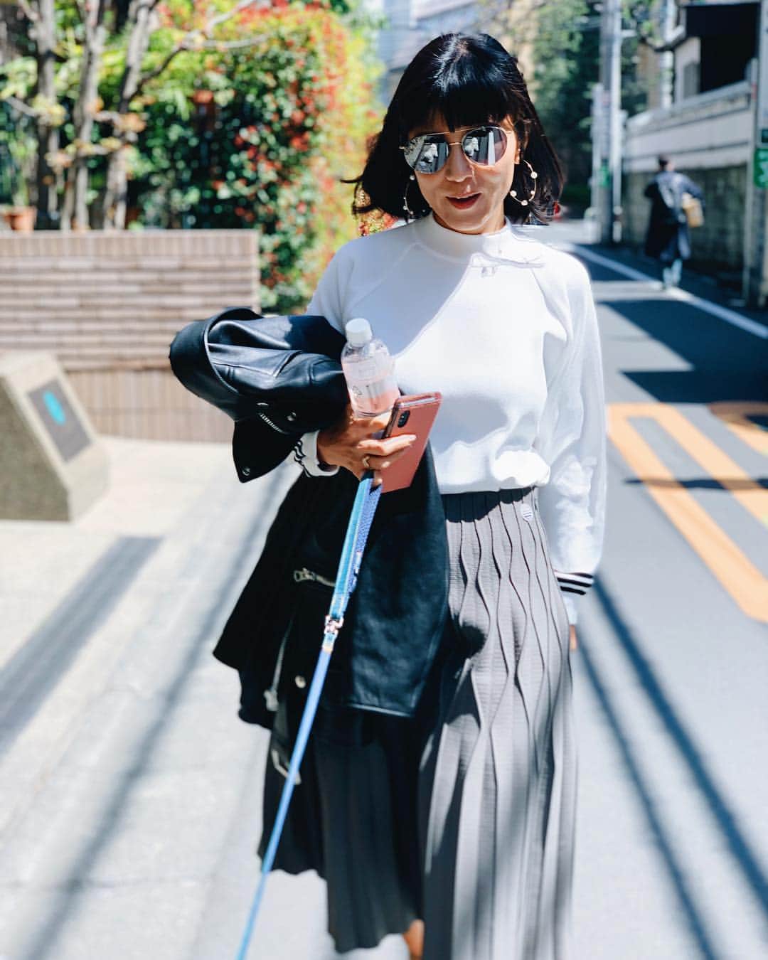 BORDERS at BALCONYのインスタグラム：「柴田とお散歩＾＾。 本日 @yokoshibatabordersatbalcony が着用した「PLEATED SKIRT」は2019SS、今季の新作です！  すこしグリーンに見えるCharcoal Greyは、他の人と被らない可愛い色です！  しっかりしているレーヨン糸を使用しているため、イージーケアですが、きちんと見えます。  @bordersatbalcony_official のECサイトでご購入出来ますので、ぜひチェックしてみてください！⁣」