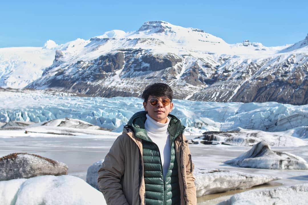 アイス・サランユーのインスタグラム：「One of my bucket list  Become... One of my favorite Place ever  #Iceland  ไป มุมไหนก็สวย มาต้นเดือน เมษา  ได้สัมผัส ทั้งความหนาว ความอุ่น  ความหิมะ ความเขียวขจี  เหมือน ที่ประเทศเขานิยามตัวเองไว้ว่า  ถ้าคุณไม่พอใจสภาพกาอาศ ในตอนนี้ รออีกแค่5นาที จะได้อีก บรรยากาศ 😂 ประเทศนี้ ธรรมชาติสวยทุกมุม  การจัดการทำได้ดี ดูแลประชากรในประเทศได้ เป็นระบบ Cashless society (ไม่ต้องพกเงินสดไปไหน) จะใช้ Credit card หรือ Top up เงินเอาในบัตร ก็ได้ ใช้บัตรได้ทั้งประเทศ แม้อยู่ในทุ่ง ห่างไกล  เรียกว่า ประเทศนี้ มีชนบท แต่ไม่มี ทุรกันดาร อาหารการกินจัดไว้เป็นจุด ในทุกเมือง มี SuperMarket รองรับ แบบจัดวางผังเมืองไว้อย่างดี (อาหารไทย มีทุกที่ทุกเมืองทุกSuperเช่นกัน มาในรูปแบบ  กล่องข้าวสำเร็จรูป) ใครมีโอกาสอยากให้ลองมาสัมผัส เสน่ห์ประเทศนี้ ปล ไทยก็เที่ยว เทศก็เที่ยวนะจ๊ะ ชอบท่องเที่ยว ส่งเสริมให้เที่ยวทุกที่นาจา ปล รูปที่ 2 ที่ใส่รองเท้าแตะ เพราะก่อนหน้านี้ เหยียบน้ำแข็งมาหายไปครึ่งขา เปลี่ยนเป็นรองเท้าแตะเลยจ้า สบาย! ดูรูป เพิ่มเติม @icesarunyu_official #icesarunyu #icesarunyuaroundtheworld」
