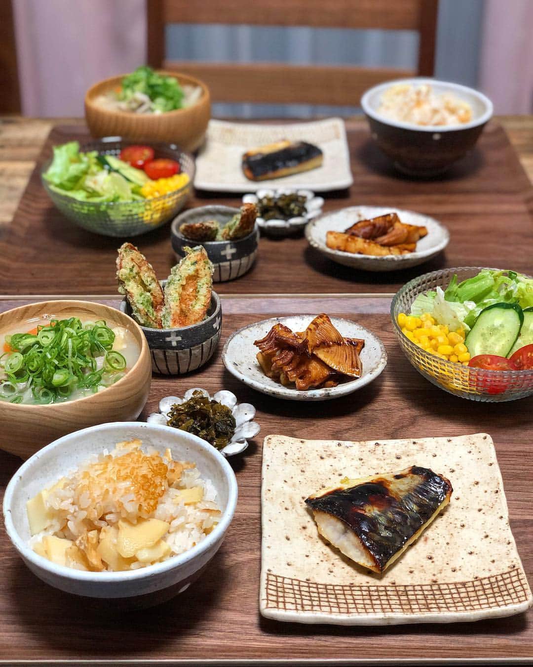 chaako ちゃあこのインスタグラム：「2019.4.9 * * 今日の晩御飯٩(๑❛ᴗ❛๑)۶ * ＊鯖の西京焼き ＊筍のにんにく醤油炒め ＊竹輪の磯辺揚げ ＊サラダ ＊高菜炒め ＊豚汁 ＊筍ごはん * でした(๑´ڡ`๑) * 昨日やーっと筍買いました。 なんか今年は筍が高い様な気がして… 気のせいかな？ * 今シーズンお初の、筍ごはん♡ おこげも綺麗にできました(๑′ᴗ‵๑) * 他に去年どハマりしてた筍のにんにく醤油炒め。 * 筍をしっかり焼いた後に、自家製のにんにく醤油と最後にお砂糖をちょっとだけパラっと。 * 筍美味しいー(*≧∀≦) * あとは、冷凍してた鯖の西京漬けとか。 最近暖かいけど豚汁も(* ॑꒳ ॑*) * 産直で買ってきた高菜漬けを、昨日、油炒めにしておいたのですが、何か家中が高菜炒めの匂いに包まれてしまって( ꒪⌓꒪) * 飲み会から帰ってきた旦那がうるさいうるさい(笑) * 危うく喧嘩するとこでした(￣m￣*) * * *」