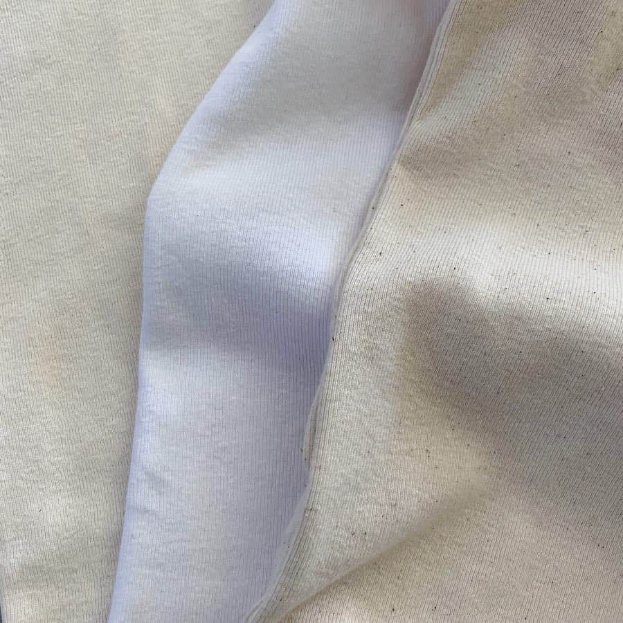 SEA ROOM LYNNさんのインスタグラム写真 - (SEA ROOM LYNNInstagram)「◽︎オールドコットFIT Tシャツ . ネックRIB幅2.5cm✔️ ありそうでない。このバランス。 . 糸を紡ぐ工程で糸にならなかったリサイクル綿と﻿高級綿をミックスさせた環境配慮型の原綿で作られた、表情が面白い日本製の素材を使用しました。 . だから、あえてカラバリは全部白！！！ 同じ白でも全然違う。 白 T好きさんなら分かるはず🐚 . デニムに白T、黒スキニーに白T、カラーパンツに白T、 ﻿毎日着たいから思い切って白のカラバリを取り揃えました😘 . 私が着ているのはカス入りのナチュラル⭐︎ . #searoomlynn#白T買うならsearoomlynn#街で見かけたら一目でわかる#_searoomlynn_」4月9日 20時05分 - azuuusay