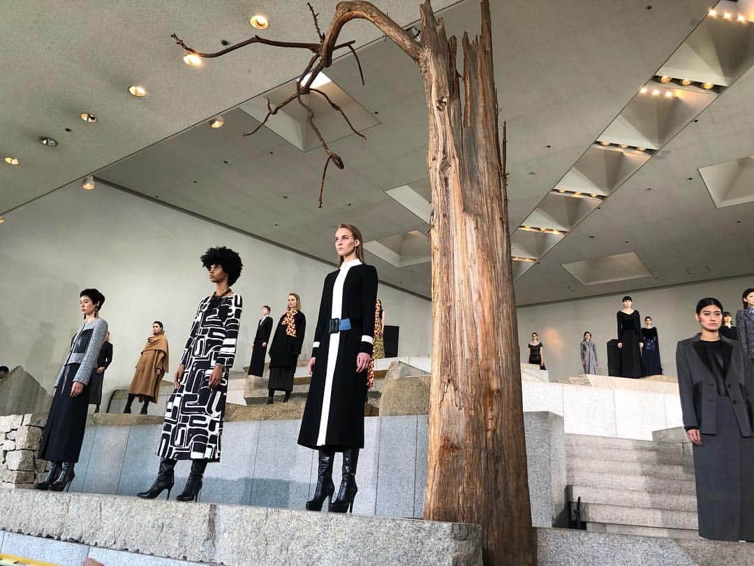 軍地彩弓さんのインスタグラム写真 - (軍地彩弓Instagram)「JUN ASHIDA の2019AW COLLECTION @草月ホール イサム・ノグチの石の造形を背景に、渋谷慶一郎 氏のピアノ演奏 美しいインスタレーションでした。 ピアノにネジや小枝を刺した演奏は、刺激的でした。 #junashida #taeashida #2019aw l#keiichiroshibuya #isamunoguchi」4月9日 20時11分 - sayumi7