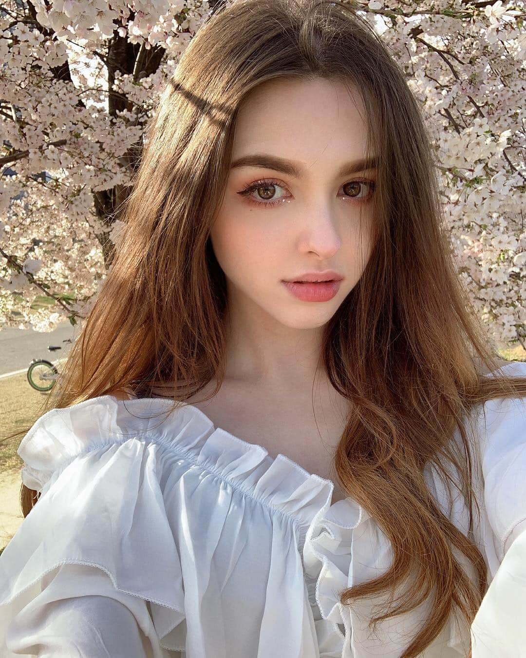 Elina 엘리나 (エリナ) さんのインスタグラム写真 - (Elina 엘리나 (エリナ) Instagram)「I think this selfie is the best for me🌸 Who wants this makeup tutorial?  완전 인생샷 건졌다 ! 화장법 튜토리얼이나 올릴까」4月9日 20時22分 - elina_4_22