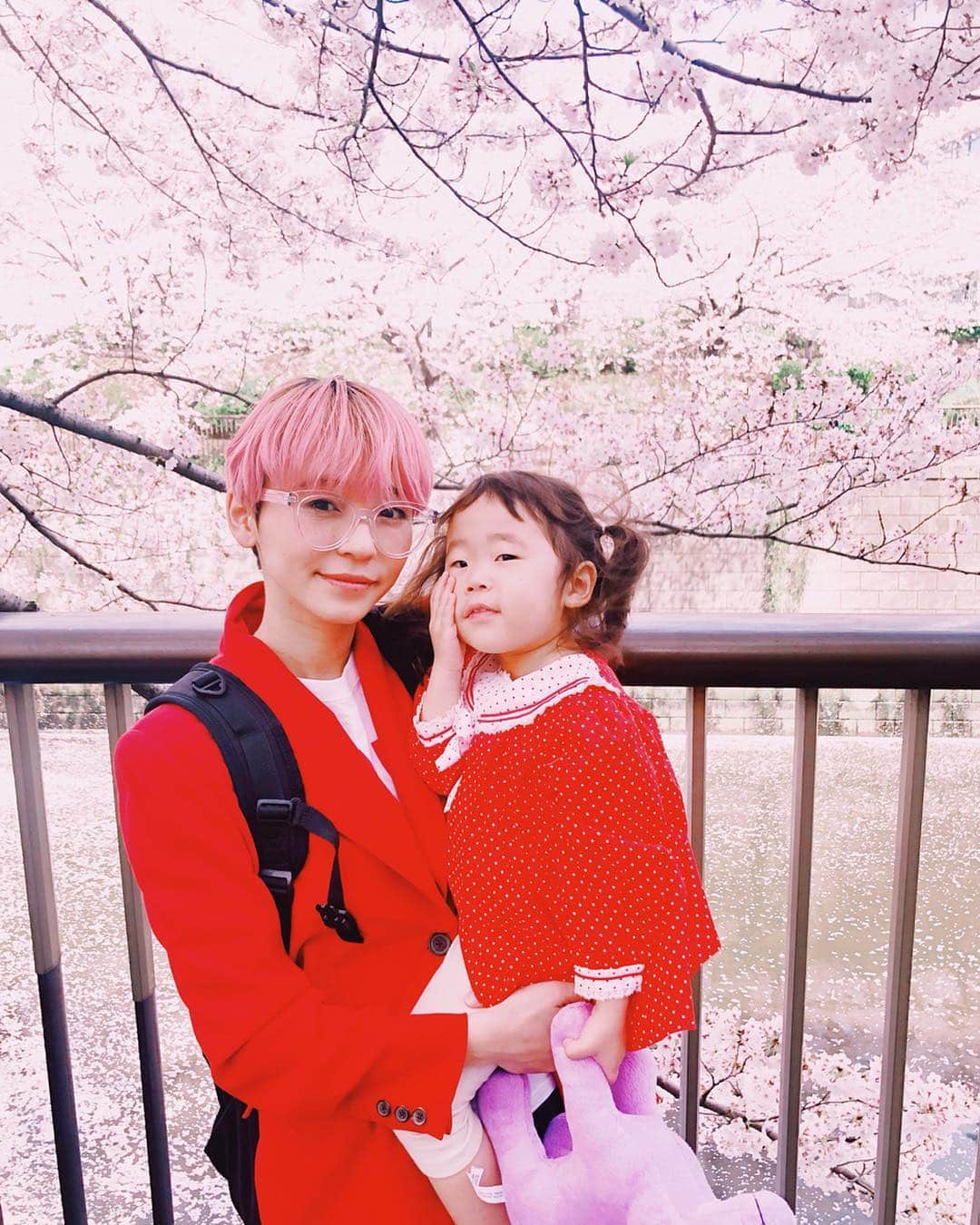 サオリリスのインスタグラム：「だんご売りさんが撮ってくれました👧🧑🌸娘の大ファンなので、ツーショ撮れてうれしい💖お礼にだんご買いました😋🍡 ・ ・ ・ ・ ・ #mama #instamama #ママ #女の子ママ #育児 #子育て #ママファッション #instafashion #baby #babygirl #instababy #ig_baby #babyfashion #kids #girl #instakids  #ig_kids #kidsfashion」