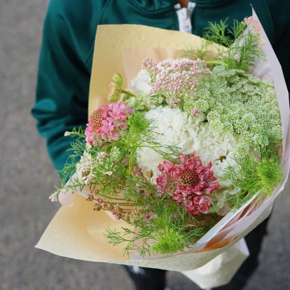 村上沙織さんのインスタグラム写真 - (村上沙織Instagram)「わっちが買ったお花が可愛くて💐 ・ なぜか息子が気に入って持ちたがってたけど…？😅♥️誰かあげたい子でもいるのかしら？🤩♥️ #flower」4月9日 20時16分 - rosysaorimonster