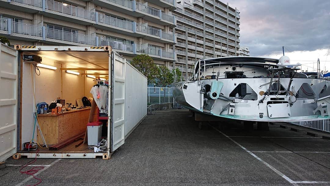 白石康次郎さんのインスタグラム写真 - (白石康次郎Instagram)「🇯🇵一時帰国しました。今日はSpirit of yukohⅣのメンテナンスとコンテナの片付けです。この船はいい船だったな～と、つくづく思います。 感謝 康次郎 🇬🇧 Came back to Japan from Europe. Went to see my old boat Spirit of Yukoh IV to do some maintenance and work on the container. I remember this boat being great and reliable.  #dmgmori #dmgmoriseiki #sailingteamdmgmori  #imoca #imoca60 #vg2020 #vendeeglobe #kojiroshiraishi」4月9日 20時20分 - kojiro.shiraishi