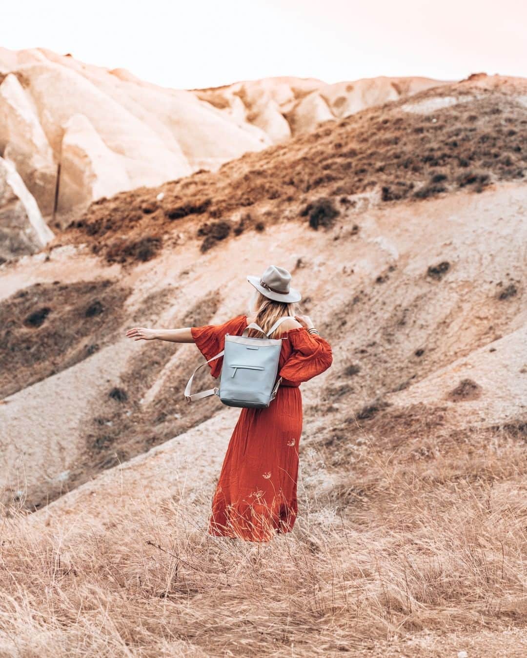 Kapten & Sonさんのインスタグラム写真 - (Kapten & SonInstagram)「'The mountains are calling and I have to go.' 🏔️ Comment the place where you want to go! #bekapten #kaptenandson⁣ .⁣ .⁣ .⁣ #traveling #instatraveling #travelgram #backpack #instapassport #vacation #instago #mountainview #instanature」4月9日 20時30分 - kaptenandson