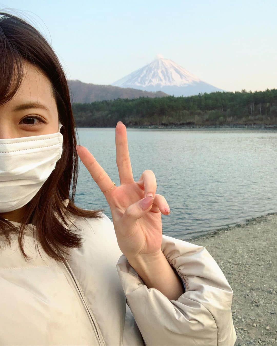 川上ジュリアさんのインスタグラム写真 - (川上ジュリアInstagram)「久々に空の広いところ行けました！ もう行きたいけど生きてこ〜〜 #河口湖 #富士山 #🗻」4月9日 20時24分 - juria_kawakami