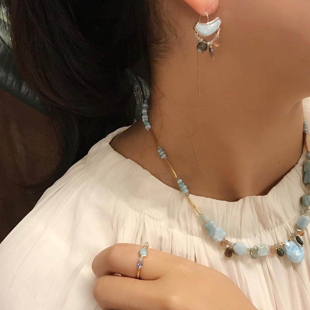 ageteさんのインスタグラム写真 - (ageteInstagram)「・ 【2019 Summer Coordinate_LARIMAR】 ラリマーをメインに、さまざまな天然石がミックスされたネックレスやピアス。 その存在感のあるデザインは、シックなワンピースからカジュアルなデニムスタイルまで幅広いスタイリングのポイントに。 #agete #jewelry #accessory #pirced #necklace ＃larimar #summer #collection #newarrivals #アガット #ジュエリー #アクセサリー #ピアス #ネックレス #ラリマー #夏 #コレクション #新作」4月9日 20時28分 - agete_official