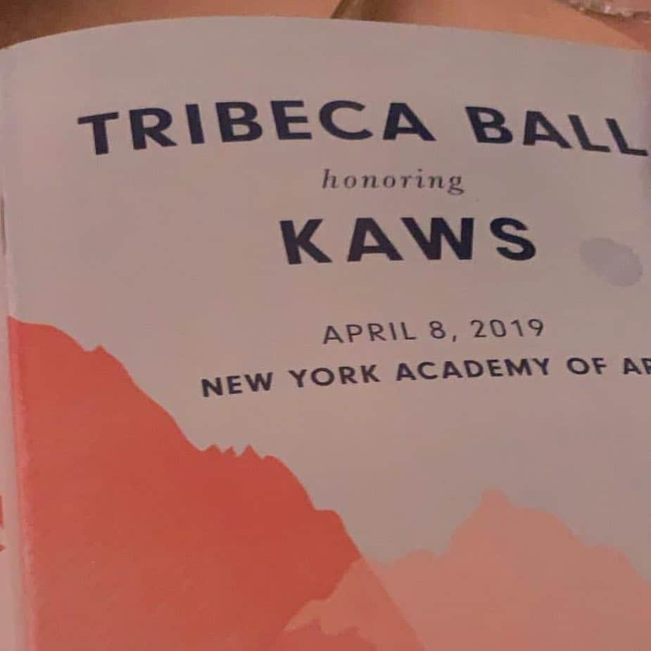 KAWSONEさんのインスタグラム写真 - (KAWSONEInstagram)「Thank you @nyacademyofart I was completely surprised and thankful to receive an honorary DFA last night at your Tribeca Ball gala.. 🙏  #KAWS #NYAcademyofArt = #DrKAWS : )」4月9日 20時29分 - kaws