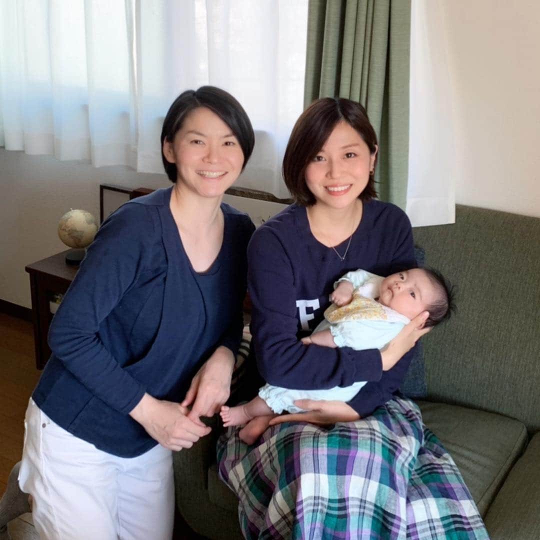星村麻衣のインスタグラム：「知り合いのカメラマンさんのお宅にて🏠 生まれたばかりの赤ちゃん抱っこさせてもらいました👶 めっっっちゃ可愛い😍❤ #baby #お宅訪問」