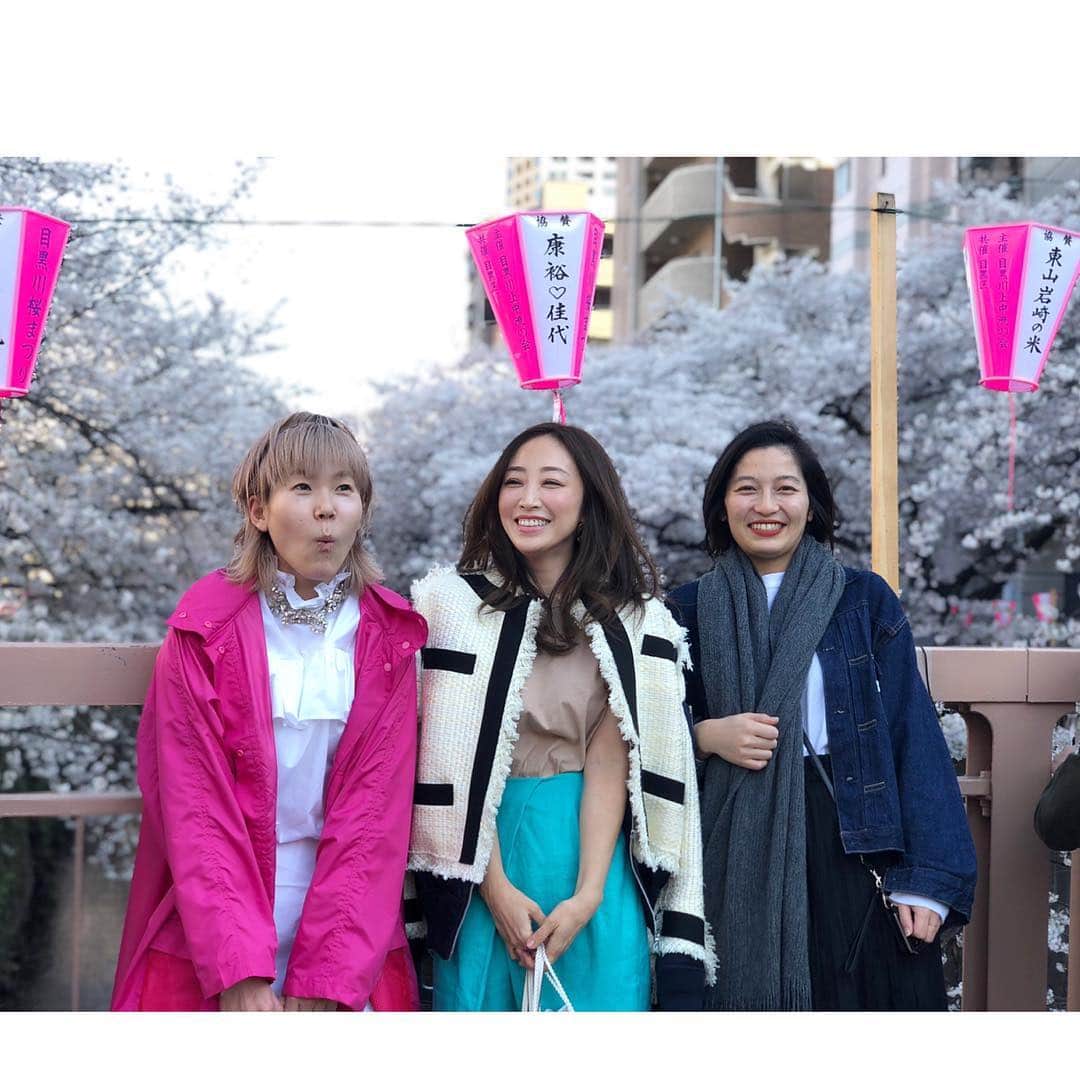 神崎恵さんのインスタグラム写真 - (神崎恵Instagram)「目黒川沿いのスタジオでの撮影終わりに。 今年もゆっくりは見れないかなぁと思っていた桜🌸 嬉しい予定外。 大好きなひとと見ることができました。 支えてくれたり、指摘してくれたり、わかってくれたり。一緒に泣いて一緒に笑って一緒に踏ん張ってくれる大好きなひと。 桜がもっと綺麗に見えた🌸 たっくさん写真をとってもらえたので。 桜記念に🌸 #目黒川」4月9日 20時34分 - megumi_kanzaki