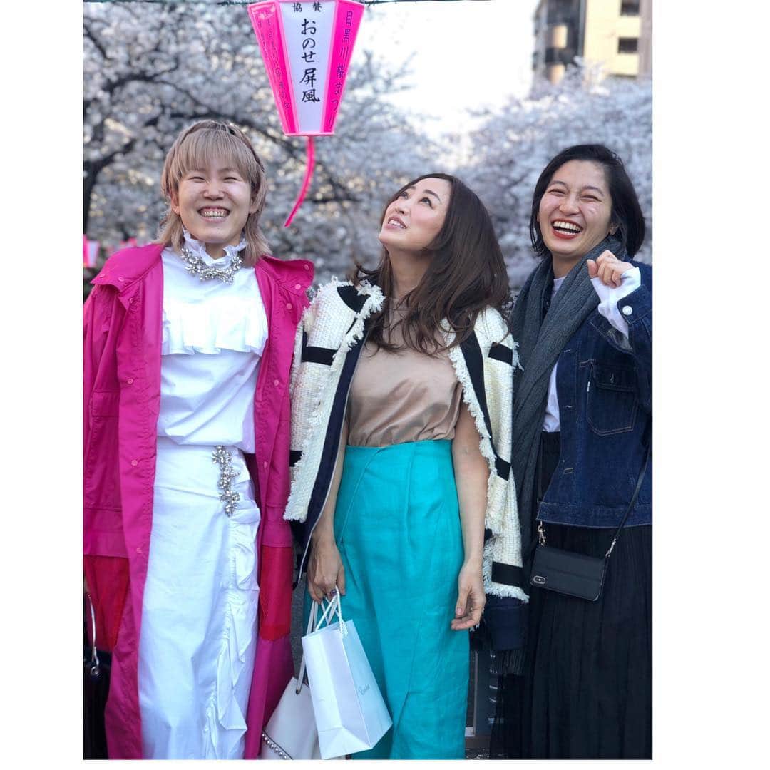 神崎恵さんのインスタグラム写真 - (神崎恵Instagram)「目黒川沿いのスタジオでの撮影終わりに。 今年もゆっくりは見れないかなぁと思っていた桜🌸 嬉しい予定外。 大好きなひとと見ることができました。 支えてくれたり、指摘してくれたり、わかってくれたり。一緒に泣いて一緒に笑って一緒に踏ん張ってくれる大好きなひと。 桜がもっと綺麗に見えた🌸 たっくさん写真をとってもらえたので。 桜記念に🌸 #目黒川」4月9日 20時34分 - megumi_kanzaki