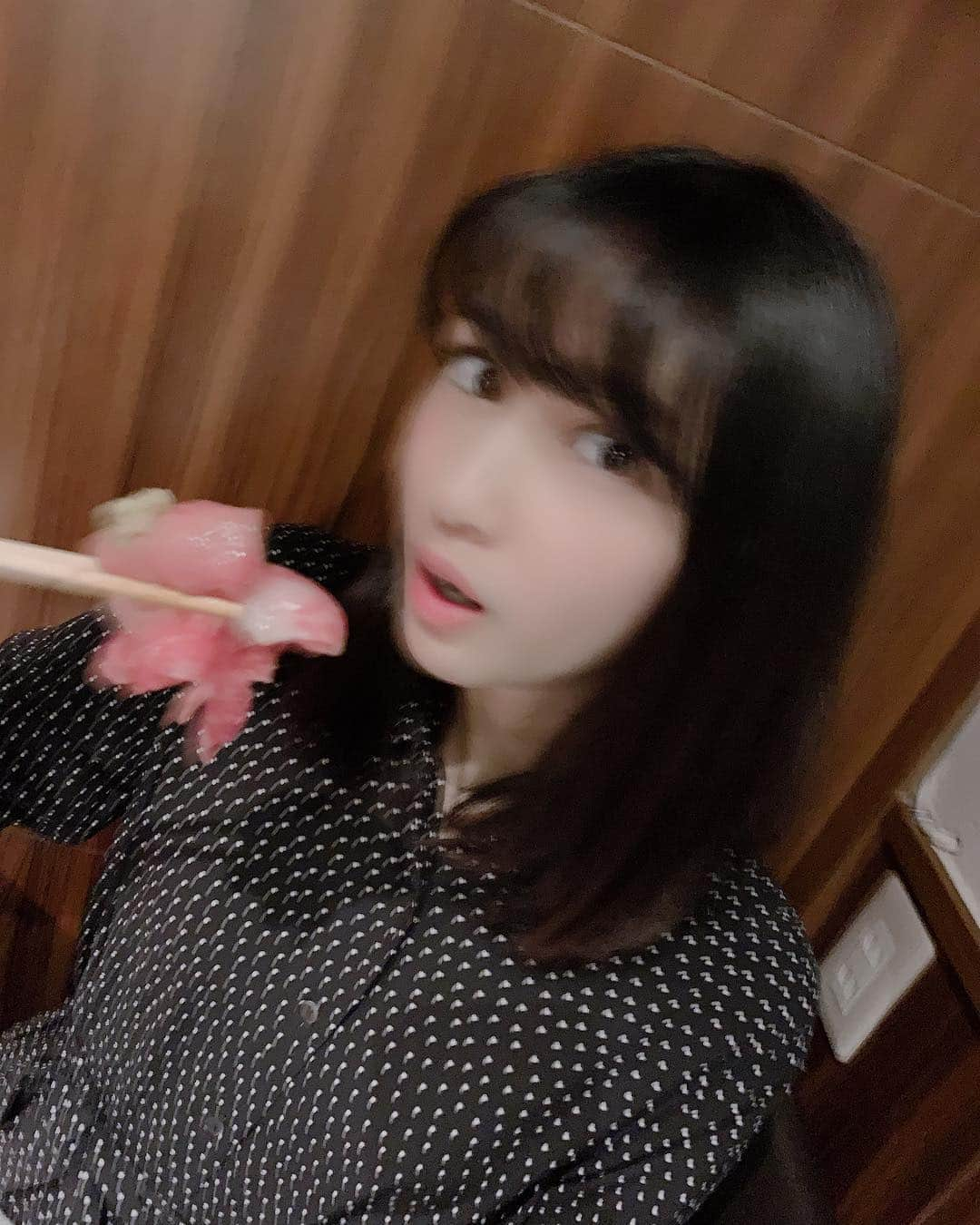 小泉遥さんのインスタグラム写真 - (小泉遥Instagram)「こんなにブレることある？ってぐらいお肉食べてる写真が全部ブレてるww」4月9日 20時34分 - koiharu_official