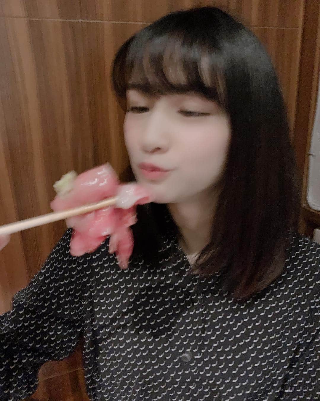 小泉遥さんのインスタグラム写真 - (小泉遥Instagram)「こんなにブレることある？ってぐらいお肉食べてる写真が全部ブレてるww」4月9日 20時34分 - koiharu_official