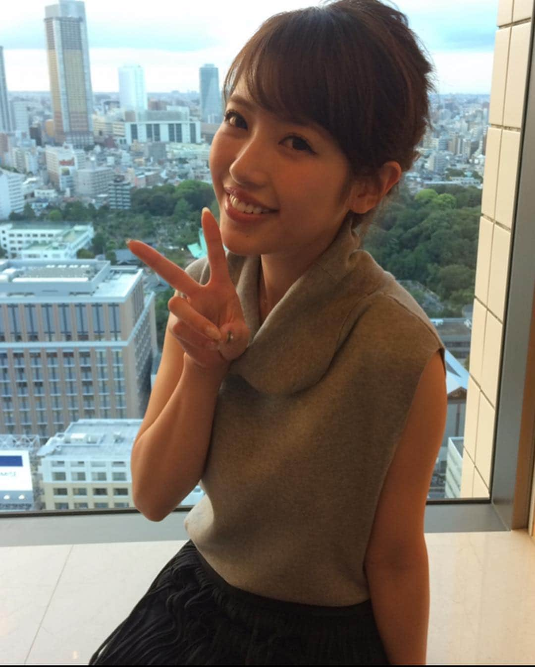 舟山久美子（くみっきー）さんのインスタグラム写真 - (舟山久美子（くみっきー）Instagram)「今日は講談社さんで 「くみっきーと学ぶ♡ おしゃれOLさんのための口周り美容トークショー」  をしてきました✨  まさかの会場が五年前と同じ場所という事で同じところで写真を撮ってみました🙄👌🏻笑  こうやって比較すると大人になっていて、現場のみんなでびっくり。笑 なんだか昔の写真はきゃぴっとしている。🧐笑  トークショーは口元を綺麗に魅せるということとケアは歯のケアと リップケアについてのお勉強会✨  ヘアメイクmidoriさんと 歯科衛生士さんの道廣さんに たくさん教えてもらいました！  リップアディクトでリップケア。 ソニックケアで歯のケア。  どちらも大切だなぁ。  とっても身になる時間でした❤️ 4.28発売のwithにも歯のケアについて乗るので ぜひ見てくださいね✨✨ #オーラルケア #イベント #勉強会 #おしゃれさん #ol #デンタルケア #歯科衛生士 #ヘアメイク #withmagazine #withオーラルビューティイベント  hairmake @midori_hm  styling @manatakizawa」4月9日 20時36分 - kumikofunayama