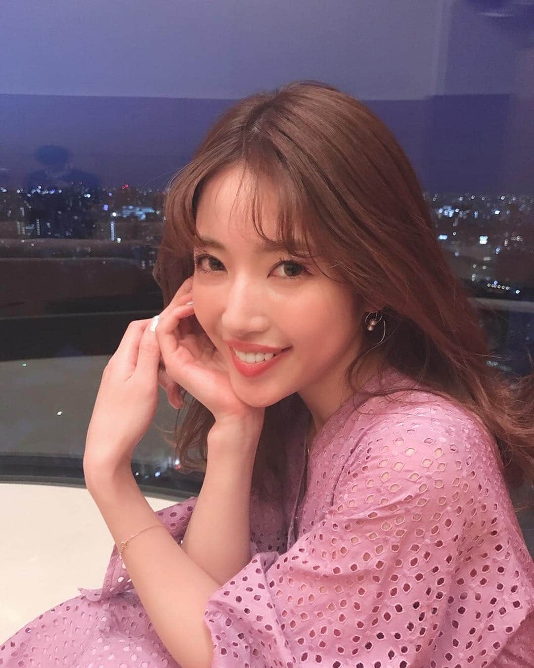 のインスタグラム：「今日は講談社さんで 「くみっきーと学ぶ♡ おしゃれOLさんのための口周り美容トークショー」  をしてきました✨  まさかの会場が五年前と同じ場所という事で同じところで写真を撮ってみました🙄👌🏻笑  こうやって比較すると大人になっていて、現場のみんなでびっくり。笑 なんだか昔の写真はきゃぴっとしている。🧐笑  トークショーは口元を綺麗に魅せるということとケアは歯のケアと リップケアについてのお勉強会✨  ヘアメイクmidoriさんと 歯科衛生士さんの道廣さんに たくさん教えてもらいました！  リップアディクトでリップケア。 ソニックケアで歯のケア。  どちらも大切だなぁ。  とっても身になる時間でした❤️ 4.28発売のwithにも歯のケアについて乗るので ぜひ見てくださいね✨✨ #オーラルケア #イベント #勉強会 #おしゃれさん #ol #デンタルケア #歯科衛生士 #ヘアメイク #withmagazine #withオーラルビューティイベント  hairmake @midori_hm  styling @manatakizawa」