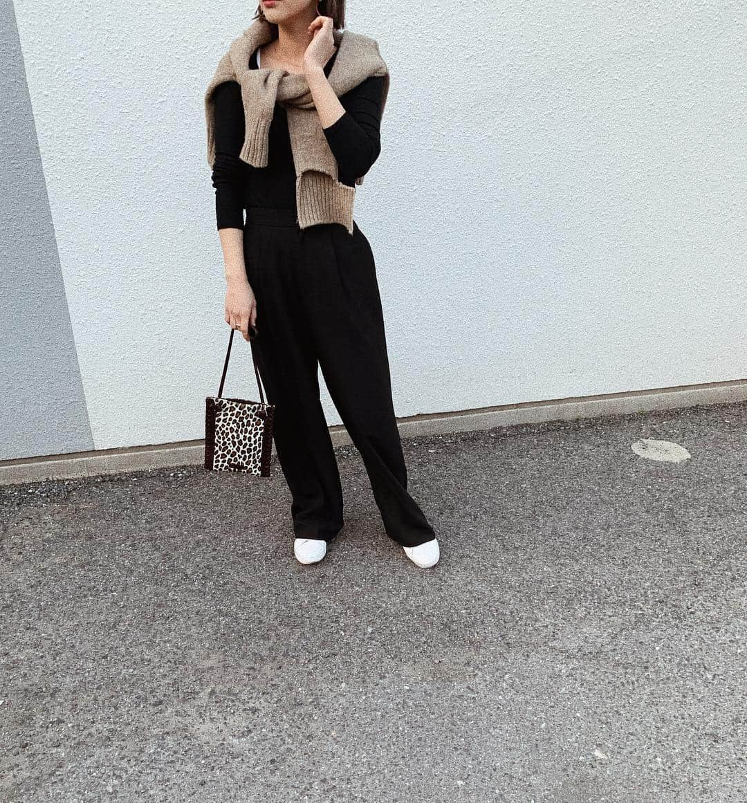 伊地知朋子さんのインスタグラム写真 - (伊地知朋子Instagram)「🖤 ____ #ootd #urbanbobby  #Vanves_bag」4月9日 20時37分 - tomoko_urbanbobby