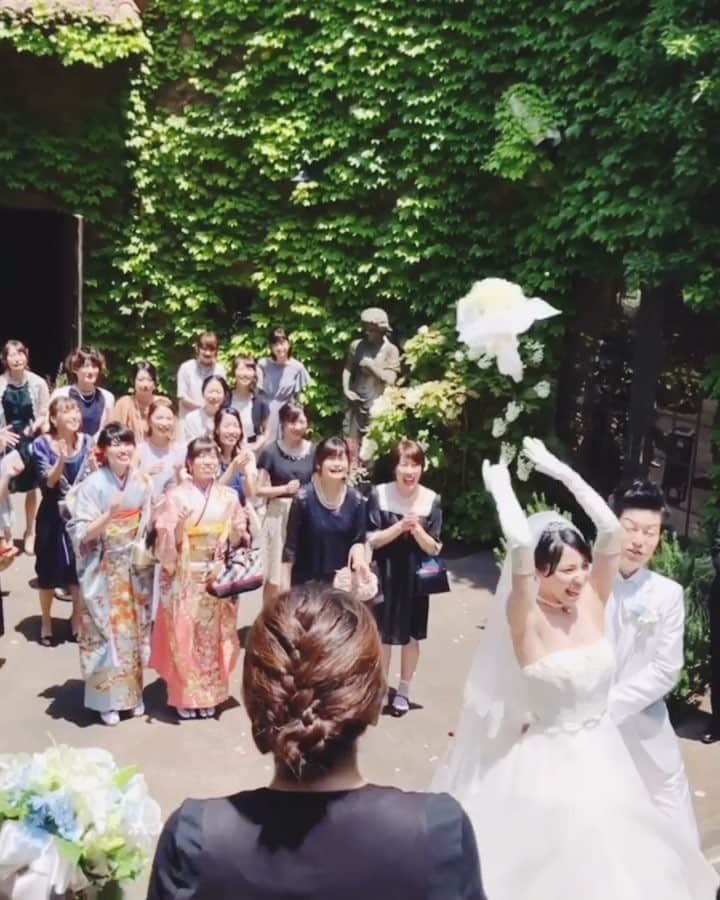 のインスタグラム：「導かれるように友人の元へ💗大盛り上がりのブーケトス💐 * * * こちらのムービーは  #結婚式場 @marriyell_toyohashi さんからリグラムさせていただきました🌟 #ウェディングニュース のタグにお写真を投稿してくださり、ありがとうございました😊✨ * * * * * 幸せのおすそ分け💓花嫁さんの #ブーケトス 💐💓 * ポーンと投げられた #ブーケ は導かれるように一直線にご友人の元へ😍 * 綺麗なブーケの飛び方にゲストからも歓声が上がっていますね💓 * 何度も見たくなっちゃうブーケトスのムービーです☺️💓 * ゲスト参加型の  #結婚式演出 は一緒にドキドキ💓ワクワクできるとても盛り上がるのでおすすめです💓 * ぜひ参考にしてみてくださいね✨ * * * * ＼📷投稿お待ちしています／ * 花嫁はもちろん、業者さんも大歓迎✨ アナタのお写真をご紹介してもOKという方は、ぜひ #ウェディングニュース にお写真を投稿してください💕 * * ⬇︎関連アカウント⬇︎ * 💒式場検索 【 @weddingnews_concierge 】 👰マイレポ花嫁 【 @weddingnews_brides 】 * * その他、編集部からの連絡専用 @weddingnews_contact や、スタッフ個人の連絡用として @WN_xxxx（xxxは個人名）があります💕 * ………………………………………… ❤️WeddingNewsとは？ * * 花嫁のリアルな”声”から生まれた 花嫁支持率No1✨スマホアプリです📱💕 * * 🌸知りたい… #結婚式準備 に役立つ記事を毎日150件配信中♩ * 🌸見たい… インスタの #ウェディング 系投稿TOP100が毎日チェックできる＊IG画像の複数ワード検索も可♩ * 🌸叶えたい… #結婚式 関連の予約サイトが大集合♩ * 🌸伝えたい… 自分の結婚式レポ『マイレポ』が簡単に作れる♩先輩花嫁のレポが読める♩ * * @weddingnews_editor のURLからDLしてね✨ * * * #プレ花嫁 #結婚  #花嫁  #ウエディング #ウェディングドレス #挙式 #ウェディングブーケ #結婚式動画 #新郎新婦 #チャペル #日本中のプレ花嫁さんと繋がりたい #プレ花嫁準備 #2019夏婚 #2019秋婚 #2020春婚 #婚約指輪 #ウェディングフォト #結婚指輪 #お呼ばれ」