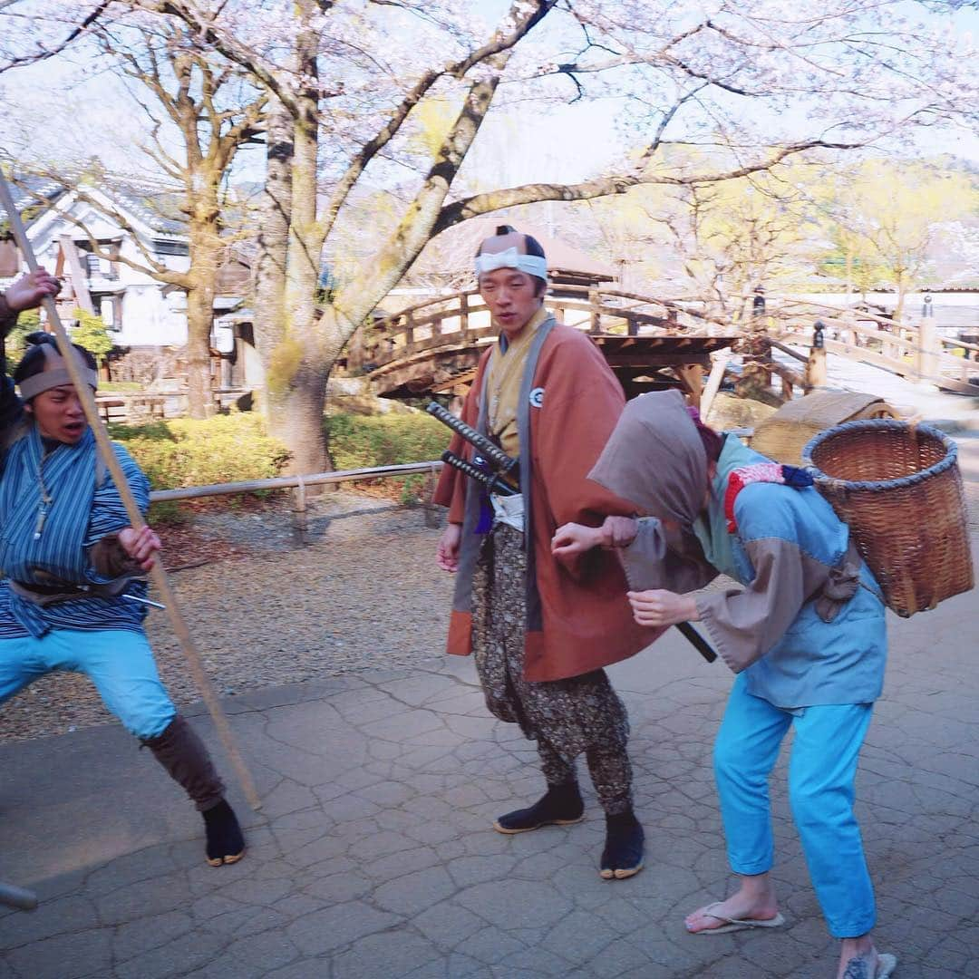 五月千和加さんのインスタグラム写真 - (五月千和加Instagram)「. 👨‍🌾家元 農民物語-幸せな家庭に起きた惨劇-📚 . あるところに 働き者の農民がおりました。 来る日も来る日も 大好きなお団子を食べながら農作業。 そんな農民がある日 一軒の店へ忍び込み 大根を盗んでしまいました。 通りがかった岡っ引に まんまとバレてしまい そのまま 裁きを受けることに。 牢屋へと連れて行かれるのでした。 (END)🤣🤣🤣 . #日光江戸村 #edowonderland #江戸ワンダーランド #江戸wonderland #江戸 #江戸時代 #時代劇 #農民 #農民コスプレ #コスプレ #なりきり #日光 #栃木県 #観光スポット #観光地 #岡っ引 #牢屋 #sightseeing #cosplay #funny #cosplaygirl #赤髪 #redhair」4月9日 20時48分 - satsuki_senwaka